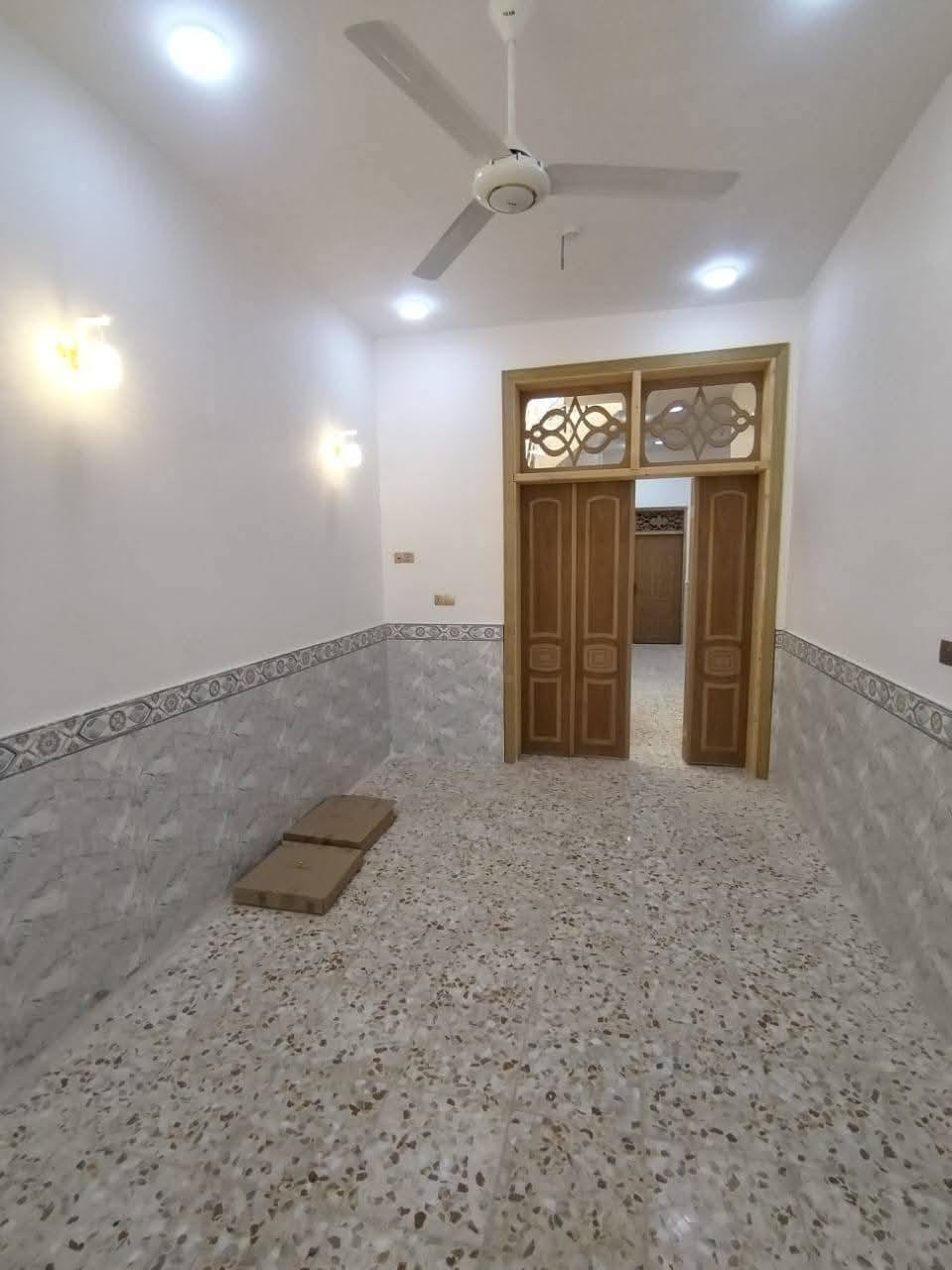 مكتب ولايه علي 

بيت للبيع المساحه 150متر طابو زراعي سند 25

بنيان جديد درجة اولى 
طابوك أساس وسقف صب كونكريت مسلح جاهز ماعايز شي 

مبني فيه غرفتين نوم وصاله واستقبال ومطبخ وصحيات داخليه وخارجيه وطارمه ومكشوفه 

العنوان شارع المطار الجديد خلف مجمع جوهره العرب 

السعر المطلوب 75  مليون وبي مجال 

للاستفسار اتصال أو واتس اب 
مكتب ولايه علي 
***********
أبو علي العبدلي
