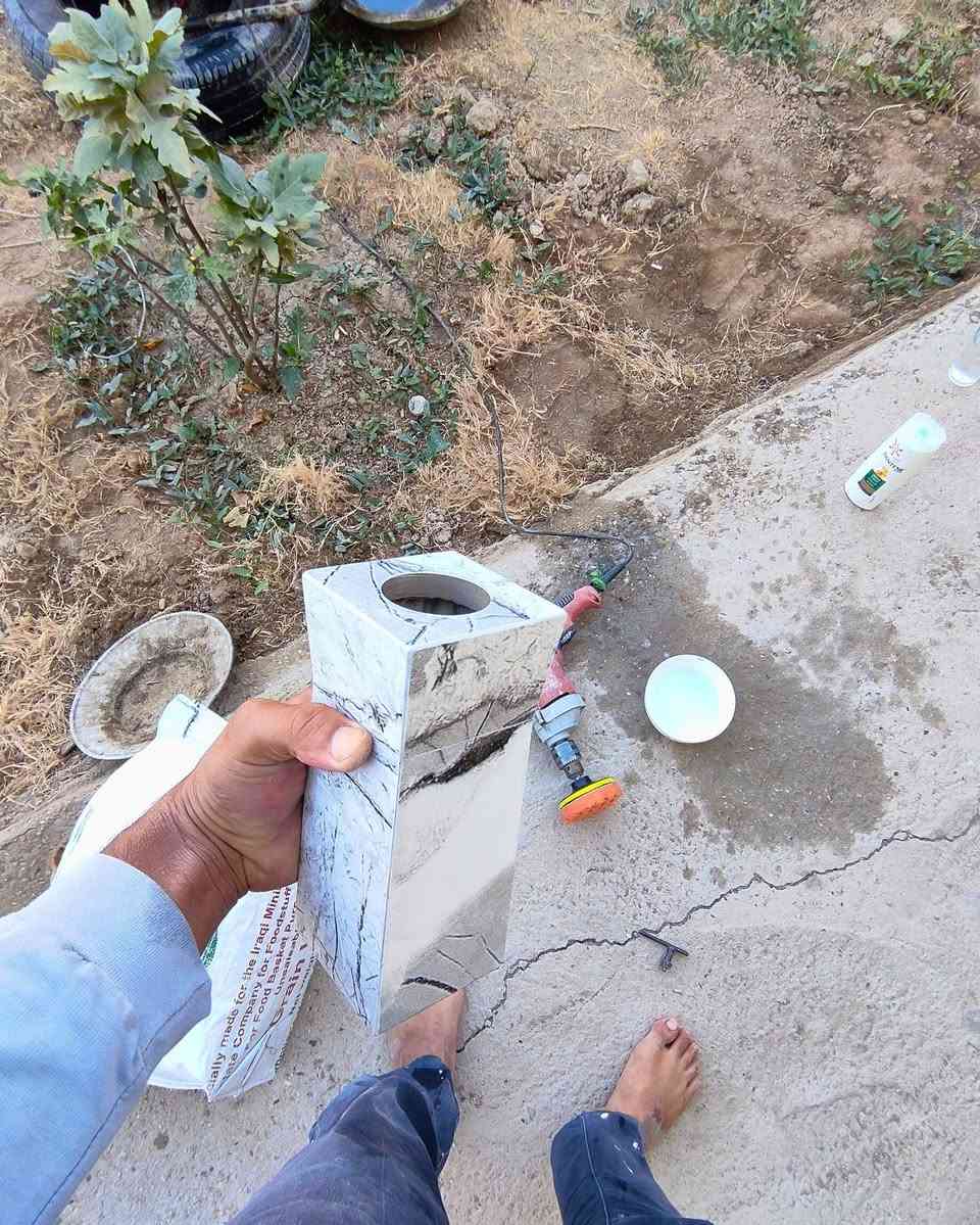 ✨ بِسْمِ اللّٰهِ الرَّحْمٰنِ الرَّحِيمِ
﴿وَاللّٰهُ جَمِيلٌ يُحِبُّ الْجَمَالَ﴾

🔹 معمل الأخوين يقدم لكم قطعة ديكور مميزة وفاخرة تضيف لمسة جمال وأناقة لصالون منزلكم.

💎 ميز قهوة بتصميم عصري فاخر
مصنوع بنقشة رخام أنيقة باللون الأبيض مع عروق رمادية تعطي إحساس بالفخامة والرقي، مناسب لغرف الجلوس والصالات والاستقبال، ويعتبر قطعة ديكور مميزة تضيف لمسة فنية لأي مكان.

📏 القياسات:
• الطول: 78 سم
• العرض: 59 سم
• الارتفاع: 51 سم

⭐ المميزات:
✔ تصميم عصري أنيق يناسب الديكورات الحديثة
✔ جودة تصنيع عالية ودقة في التفاصيل
✔ قاعدة ثابتة وقوية
✔ قطعة ديكور فاخرة تعطي لمسة جمال للمنزل

🏭 من إنتاج: معمل الأخوين
خبرة في صناعة الأعمال والديكورات البورسلان بأعلى جودة وأفضل تشطيب.

📢 القطعة متوفرة الآن وللبيع 

📩 للاستفسار والتواصل معنا:
فيسبوك |https://www.facebook.com/share/1CSZgZLsjg/
 واتساب | ***********
                ***********
إنستغرام|https://www.instagram.com/a_4esi?igsh=eGppcWZkenc1d25t

#معمل_الأخوين
#ديكور
#ميز_قهوة
#طاولات
#ديكور_منزل
#بورسلان
#تصاميم_حديثة
