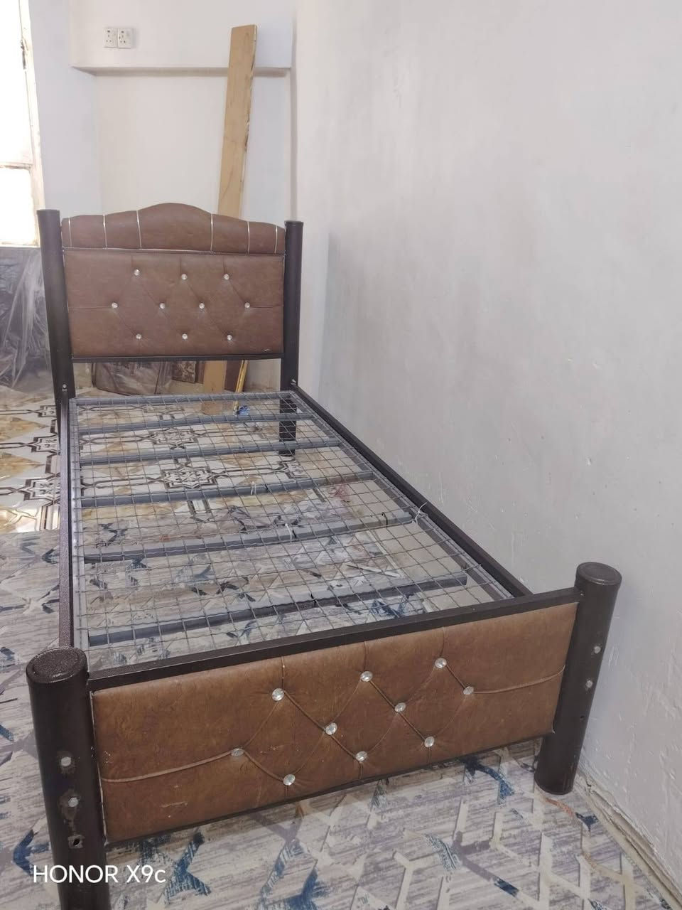 سرير حديد ثقيل جدا استعمال قليل يتحمل وزن ١٠٠ كيلو 
السرير الخشب مع رفين وبابين خشب روسي ثقيل جدا مكانهن كربلاء الرقم ***********
