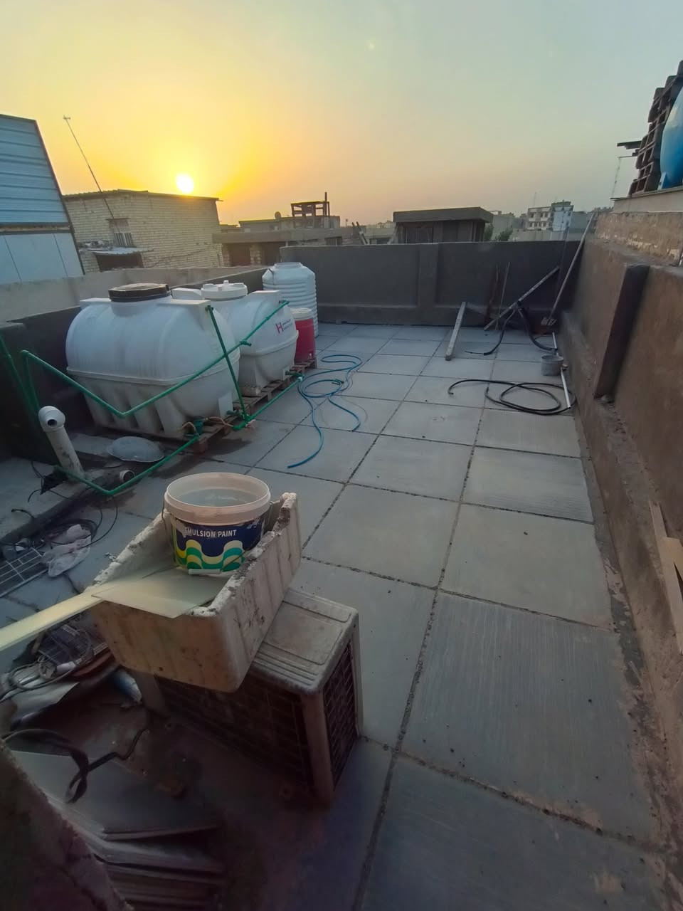 السلام عليكم بيت 100متر للبيع يم الاقواس قراب الشارع العام بناء البيت حديث كهرباء دفن بواري الماء دفن بي كم نقص البيت من الداخل جاهز مجهز مع بيع نص الاثاث للاستفسار اكثر الاتصال ***********
