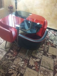 طاولة زجاج • ٤ كراسي جلد • ٩٠×٩٠ سم