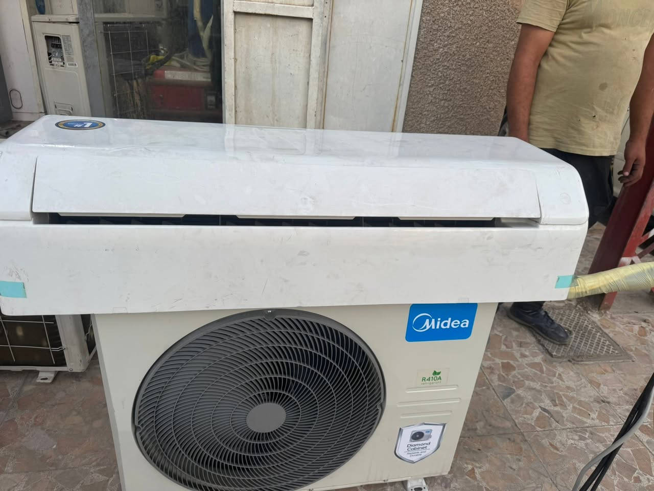 للبيع: سبلت ميديا (Midea) 2 طن Mpro – بحالة ممتازة (أخو الجديد)
المواصفات:
 الماركة والموديل: ميديا برو (Mpro) إصدار 2025.
 السعة: 2 طن.
 نوع الغاز: R410 (تبريد ممتاز وصديق للبيئة).
 الحالة: نظيف جداً وبحالة ممتازة (أخو الجديد)، بدون أي نقص. جاهز للتركيب فوراً (جيب وشد) مع كافة ملحقاته الأصلية.
التفاصيل التجارية:
 السعر النهائي: 450,000 دينار عراقي (قفل من الأخير).
 ملاحظة هامة: السعر المعروض لا يشمل خدمات التوصيل والشد.
الموقع والتواصل:
 العنوان: بغداد – حي أور / قرب جامع الفردوس.
 للاستفسار والمعاينة: يمكنكم التواصل مع ورشة التقني على الرقم: *********** (اتصال أو واتساب).
