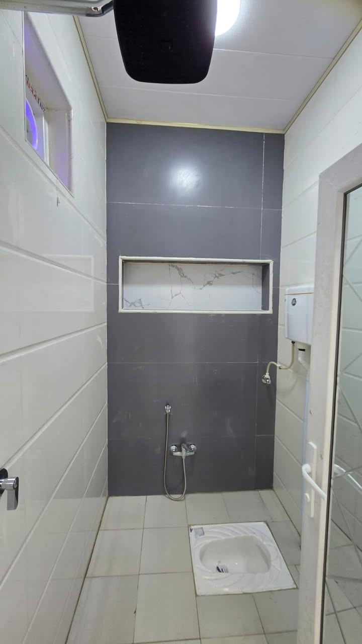 بيت للبيع في كربلاء مجمع بوابه الجنوب شارع حله كربلاء قرب مستشفى طب السنان 
مساحة 100مترطابقين  طابو زراعي سند 25
البناء طابوك جمهورية كونكريت مسلح صب مركزي
يحتوي على استقبال ومطبخ وصاله وصحيات داخليه وخارجيه 3غرف نوم 
البيت بناء جديد بعده مامسكون الاستفسار اتصل ***********
*********** كربلاء, العراق
