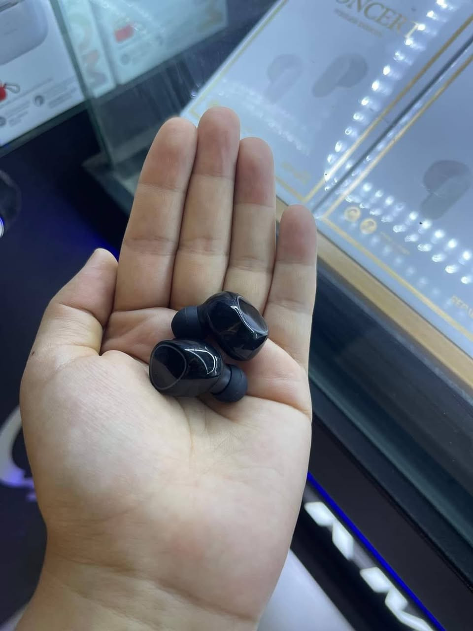 ايربود ماركة راقيه فقط بسعر 10 تالاف
متوفر توصيل لكافة المحافظات 
***********
