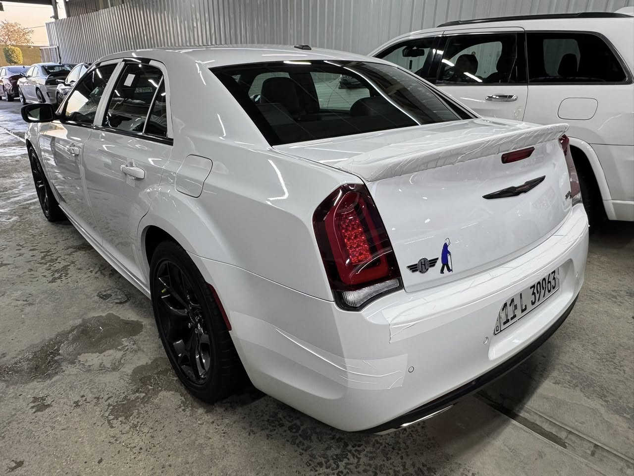 الموديل : 2023 . (خليجي) . 
العداد   :   ( 10.777 ) 
المحرك : V6 . 3.6L . 

السعــر ( 40 الف $ ) 
 

المواصفات :
* الواجهة الأمامية SRT. 
* پانوراما . 
* رادار مع مانع تصادم . 
* نقطة عمياء . 
* حساسات امامية . 
* مصابيح امامية زنون مع LED . 
* ويل قياس 20 أنج . 
* حساسات امامية .
* حساسات خلفية . 
* شاشه كبيرة مع نظام ملاحة نفكيشن GPS .
* سستم صوت الپاين مع سماعات بريميوم .
* مقصورة الركاب من الجلد الفاخر .  
* مقاعد أمامية كهربائية عدد 2 . 
* ذاكرة لحفظ وضعيات الجلوس (ميموري) . 
* مقاعد أمامية تبريد وتدفئة . 
* مقاعد خلفية تدفئة . 
* تشغيل عن بعد . 
* ستيرن كهربائي . 
* تدفئة ستيرن . 
* محدد سرعة . 
* تلفون بلوتوث . 
* كاميرا خلفية .
* مرايا متحسسة للاضاءة العالية .
* كير شفتات بالستيرن . 
* دخول ذكي (بصمة) .
 
بغداد تحويل مباشر 
مكان السيارة بغداد 
زيونه قرب ملعب الشعب 

تفاصيل اكثر ع خاص 🥇

التصال ***********
