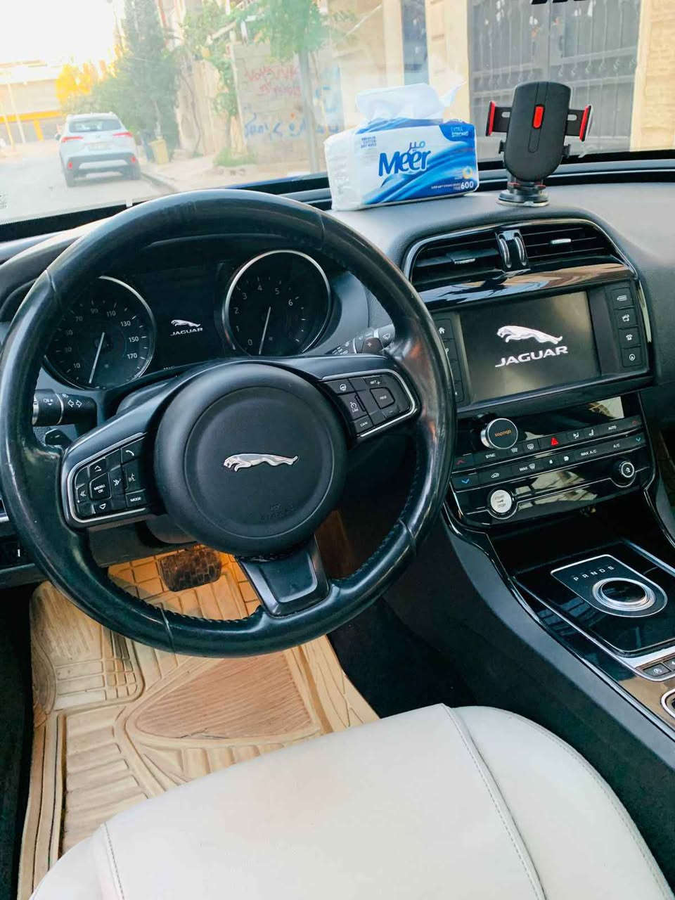 سيارة جاكوار XE 2017 للبيع ،السيارة 6 سلندر ، وارد امريكي ، ماشية 137 الف km ،دفع خلفي ، مع ناقل حركه اوتماتيكي ،شاشه لمس تدعم نظام iOS و Android ،وكاميرا خلفية 360 درجه ،حساسات، فتحه سقف بانورامية، نظام ملاحة GPS , مقاعد جلدية مع تحكم كهربائي مثبت سرعة، نظام الحفاظ على المسار، انطمه تشغيل قابله للتعديل لتناسب ضروف الطريق ( رياضي، مريح،اقتصادي، ثلجي)، نظام صوتي متطور، مع إمكانية توصيل الهاتف الذكي بالنظام الداخلي للسيارة، مصابيح امامية LED، تايرات جديده ، كير مكينة بشرط ،، وغيرها الكثير من المواصفات ،ضررها: صفحه اليمنى كامله صبغ …
السعر : 143 ورقة وبيها مجال بسيط.

للتواصل *********** البصرة, العراق
