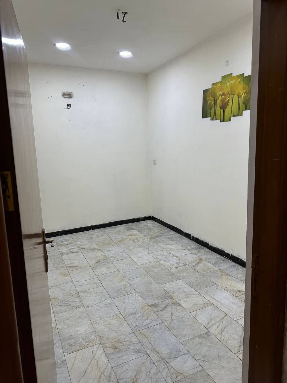 #دار للايجار 
#طابق #ثاني
بناء جديد/صالة/ مطبخ/ غرفتين نوم/ خدمات/ سطح/ ((معزول من ناحية الماء والكهرباء والدرج..))
نظيف جدا موقع مميز ..
الفرع العريض..مجاور متنزه الجمهورية.
(#للاتصال صاحب البيت مباشرة=  ***********)واتس اب.
