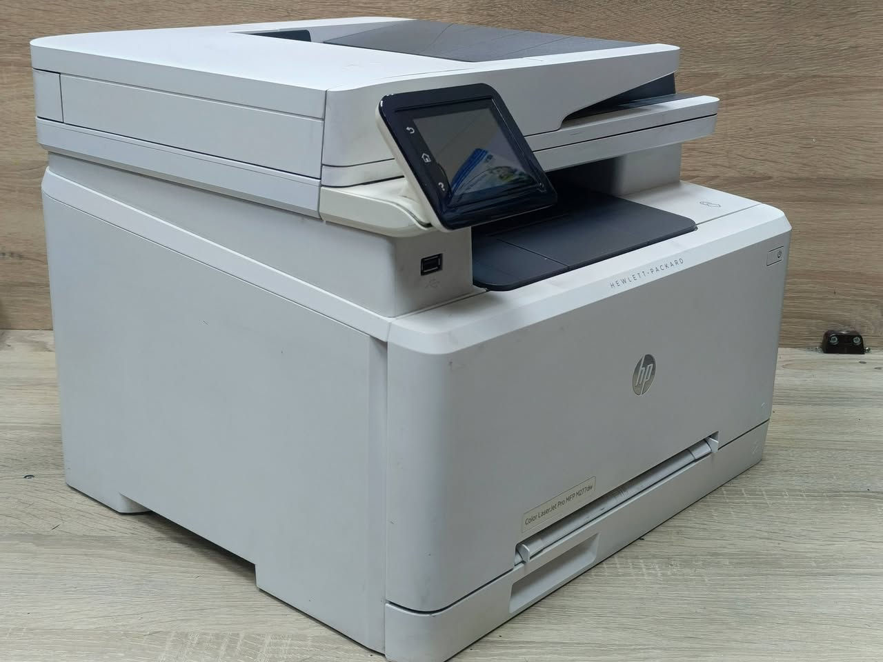 طابعة hp  موديل laser jet pro MFP M477 ليزري ملون مستعمل بحالة ممتازة سعر الحبر 65 الف تطبع 2000 نسخه نوع باودر سرعة الطباعة 28 ورقة بالدقيقة طباعة وجهين دوبلكس تحتوي Wifi يمكن ربطها على الموبايل وتابليت ولابتوب كما تحتوي على فيدر لطباعة الملازم ومجموعة اوراق بامر واحد ويمكن استخدامه في الارشفة الالكترونية اسكنر واستنساخ وطباعة مع وجود مداخل USB فلاش وشاشة ملون لسهولة الاستخدام سعر الطابعة 🚦 275 الف🚦مع كيبل كومبيوتر وكيبل كهرباء وقرص تعريف وسيت حبر جديد للطلب *********** /*********** يوجد توصيل لجميع المحافظات ملاحظة نسبة نظافة الجهاز 90 ٪ضمان تشغيل وفحص....
طابعة hp موديل laser jet pro MFP m277dw ليزرية ملون مستعمل بحالة ممتازة سعر الحبر 65 الف تطبع 2000 نسخه نوع باودر سرعة الطباعة 28 ورقة بالدقيقة طباعة وجهين دوبلكس تحتوي Wifi يمكن ربطها على الموبايل وتابليت ولابتوب كما تحتوي على فيدر لطباعة الملازم ومجموعة اوراق بامر واحد ويمكن استخدامه في الارشفة الالكترونية اسكنر واستنساخ وطباعة مع وجود مداخل USB فلاش وشاشة ملون لسهولة الاستخدام سعر الطابعة 🚦 250 الف🚦مع كيبل كومبيوتر وكيبل كهرباء وقرص تعريف وسيت حبر جديد للطلب *********** /*********** يوجد توصيل لجميع المحافظات ملاحظة نسبة نظافة الجهاز 90 ٪ضمان تشغيل وفحص....
#طابعتي
#الصفوة
