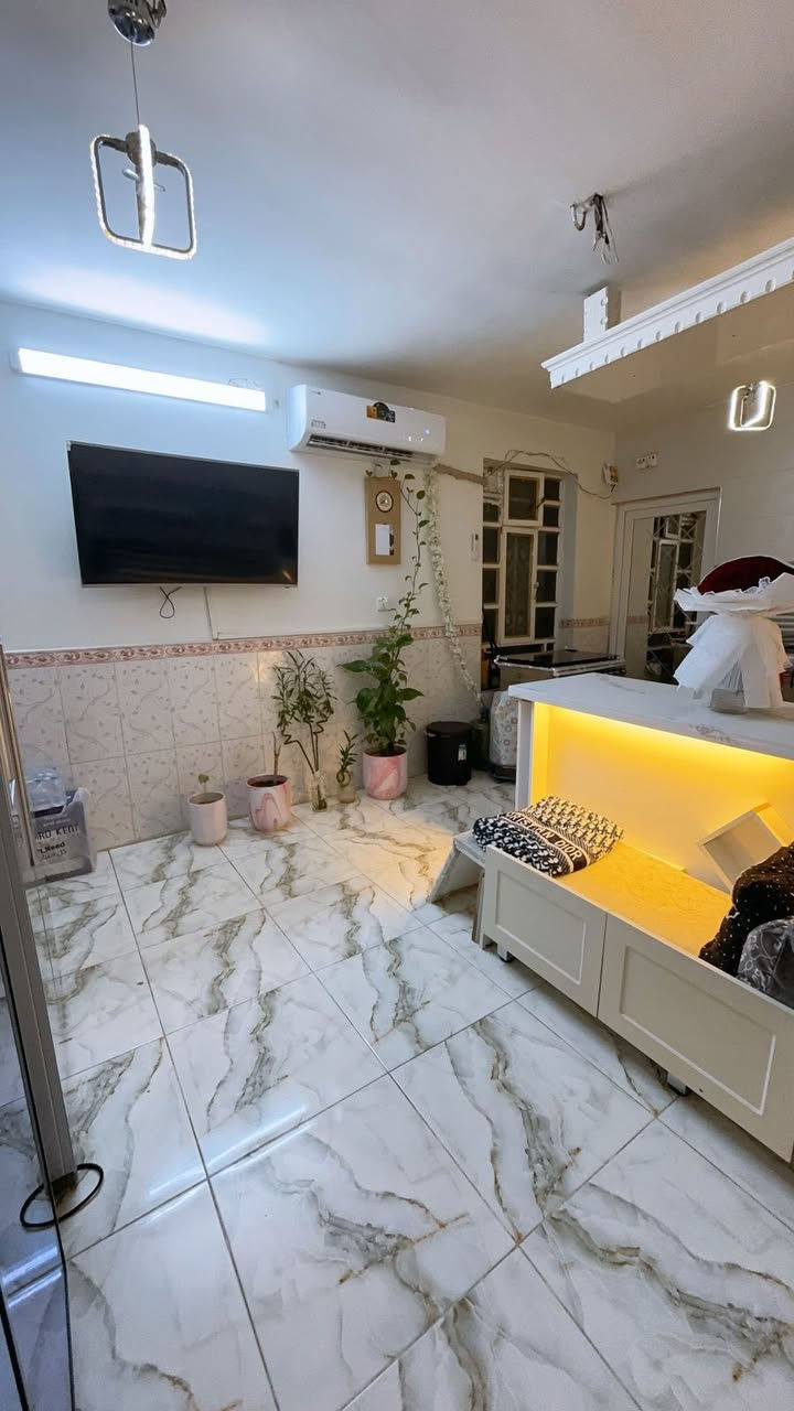 السلام عليكم دار للبيع موقع مميز المساحة ٢٠٠ م واجهة ١٠ مالنزال٢٠م  بين شارع البداله وشارع مدير الامن...موقع مميز الشارع الاول خلف البستنه وشارع مميز  4 غرف نوم 
غرفة ارضيه 
غرفتين طابق ثاني سويت 
غرفة طابق ثاني + مطبخ وهول وحمام معزول وحد من الداخل
للاستفسار 
***********
