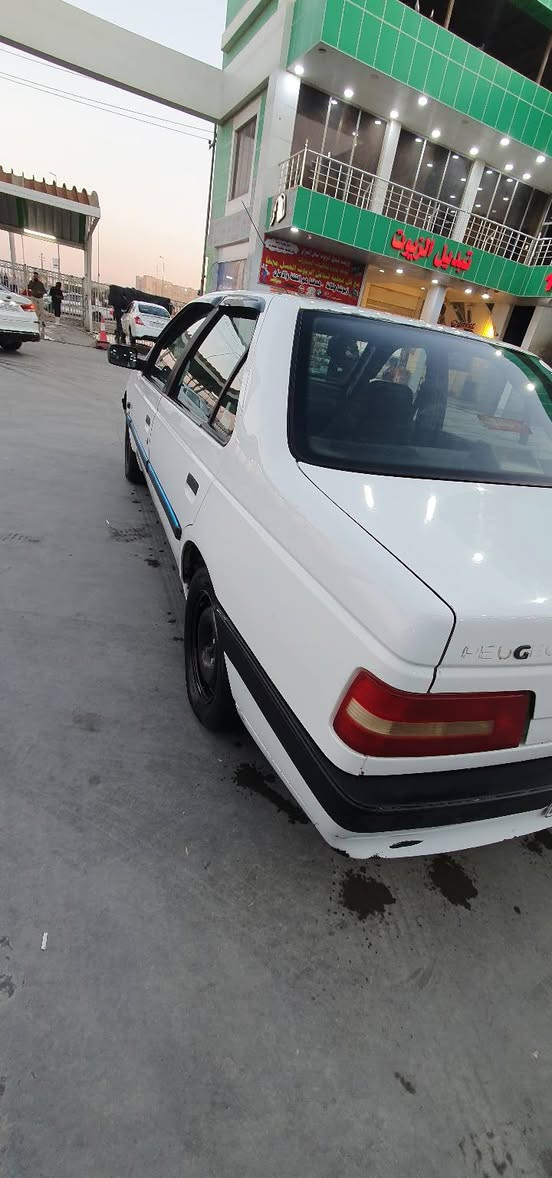 السلام عليكم بيجو 405 مكفولة من ضربة وتبديل وصبغ  مكينه وكير جدد تخم تاير كهربائيات كلشي شغال من طول لطول لاتخابرني تكلي شبيها مابيها سياره كفالة عامه من كلشي غرفة جديده سياره جاهزه على اخر حباية سعرها 44 ورقة مكاني بلبصره بلقبلة سنوية الى 2027 تحويل شوكت ماتحب للاستفسار ***********
