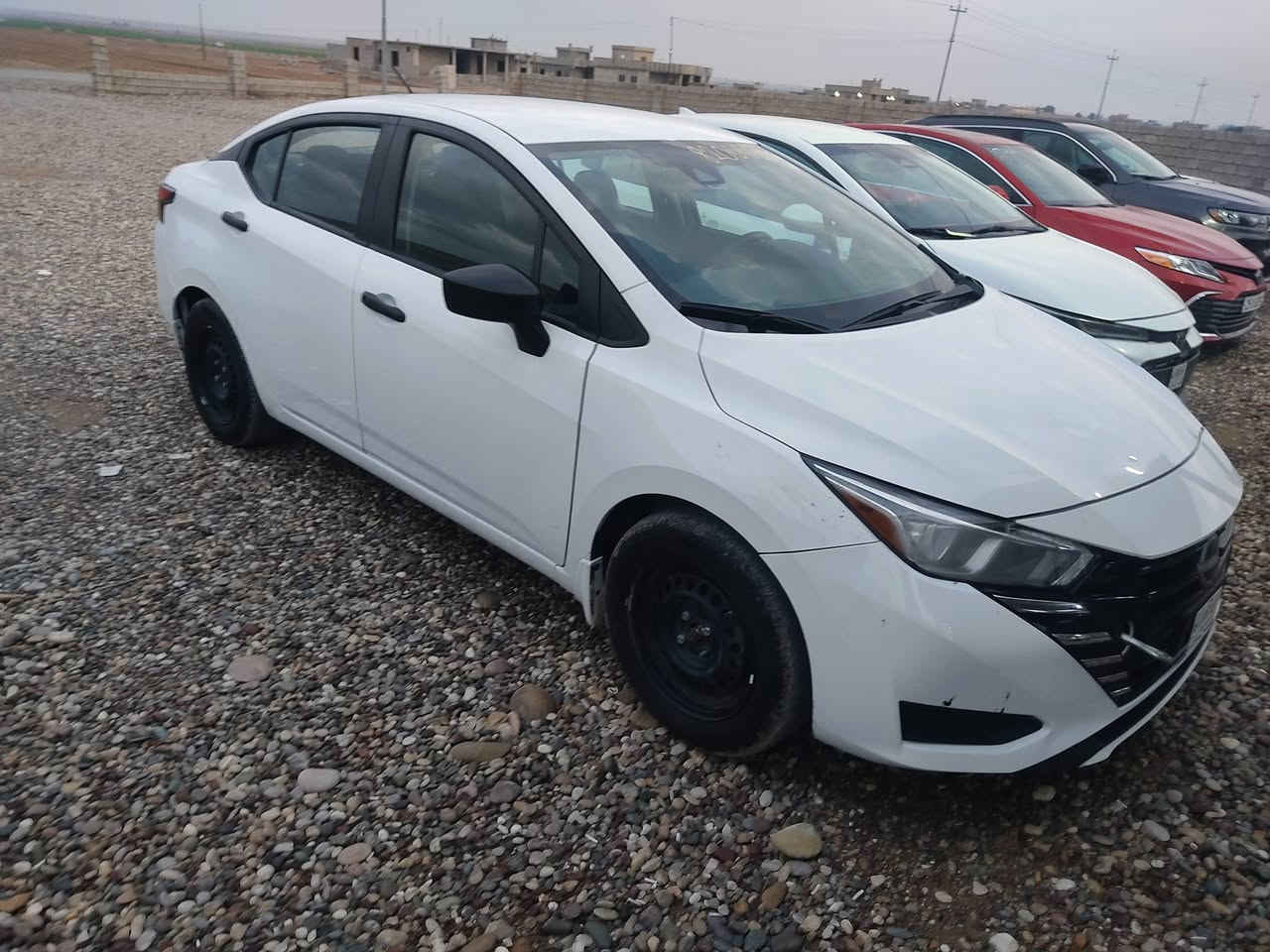 السلام عليكم 
للبيع 
نيسان فيرسا موديل 2024 مواصفات S منفيس حره تترقم في جميع المحافظات ما عدا الاقليم دخول جديد 
 ماشيه 53 الف ميل حقيقي 
بيها نص الصندوك وربع الچاملق الخلفي فقط قطعتين 
بدون دواخل بدون ايرباكات 
صور الشاصي والضرر مرفق بالمنشور 
السعر 128 وبيها مجال 
عنوان السياره ناحيه الزاب قريه اصبيح تحتاني 
للاستفسار الاتصال على الرقم التالي 
 ***********
