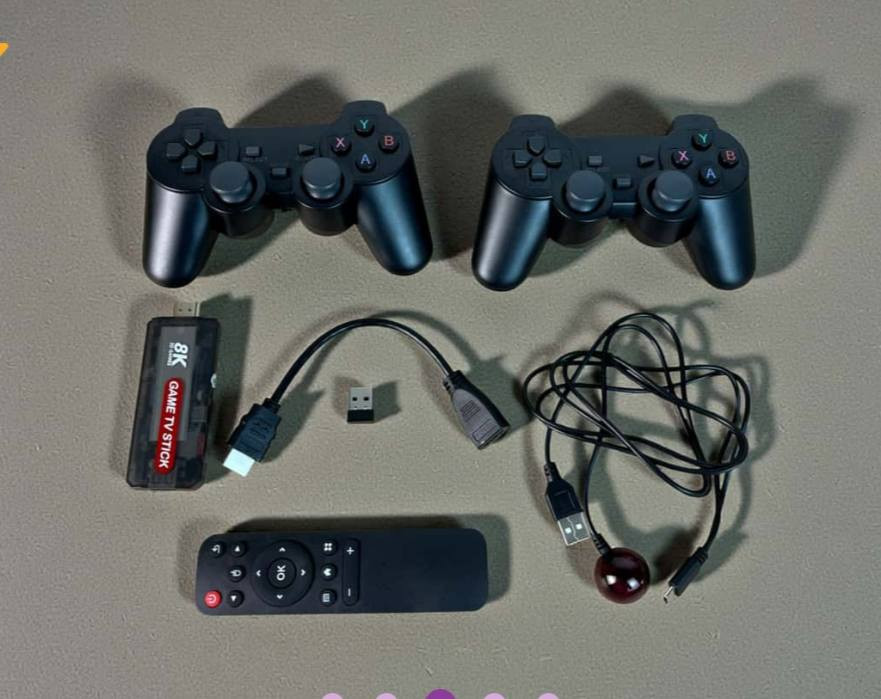 وتحكم مزدوج

الاستخدامات

تحويل أي تلفزيون إلى جهاز ألعاب متكامل خلال ثوانٍ.

تشغيل آلاف الألعاب الكلاسيكية والحديثة مباشرة على التلفزيون.

استخدامه كـ Android TV Box لمشاهدة YouTube، Netflix، Prime Video، وغيرها.

مناسب للعب الجماعي مع العائلة أو الأصدقاء بفضل يدتي تحكم.

مثالي للأطفال والكبار ومحبي الألعاب الكلاسيكية.

المميزات

يدعم دقة عرض 8K Ultra HD + HDR لصورة أوضح وألوان أقوى.

يعمل بنظام Android TV مع دعم تحميل التطبيقات من Google Play.

يحتوي على أكثر من 30,000 لعبة(حسب الإصدار).

معالج Quad-Core CPU مع GPU قوي لأداء سلس.

اتصال Wi-Fi 5G  2.4G لسرعة واستقرار أعلى.

يدعم Chromecast built-in لبث المحتوى من الهاتف للتلفزيون.

يدتي تحكم لاسلكية بتصميم مريح واستجابة عالية.

ريموت كنترول للتحكم الكامل بالنظام والتطبيقات.

يدعم لغات متعددة.

تشغيل مباشر بدون تعقيد (Plug & Play).

محتويات الصندوق

جهاز Game TV Stick 8K

عدد 2 يد تحكم ألعاب

ريموت كنترول

كابل HDMI

كابل طاقة USB

مستقبل USB لليدات

دليل المستخدم

الملاحظات

تشغيل الجهاز يتطلب اتصال بالواي فاي.

قد تختلف واجهة الألعاب أو عددها حسب التحديث.

لا يحتاج اشتراك شهري.

متوافق مع أغلب شاشات التلفزيون الحديثة.

قياس الكارتون:

- الطول: 24 سم
- العرض: 18 سم
- الارتفاع: 7 سم
(((💸 السعر: 40,000 د.ع + 🚚 التوصيل: 3000 د.ع لمحافظة بغداد  وغير محافظات 5000 د.ع💯))) والدفع عند الاستلام .يعني حقك مضمون
للطلب التواصل على رقم الواتساب ***********
او مراسلتي للاستفسار
