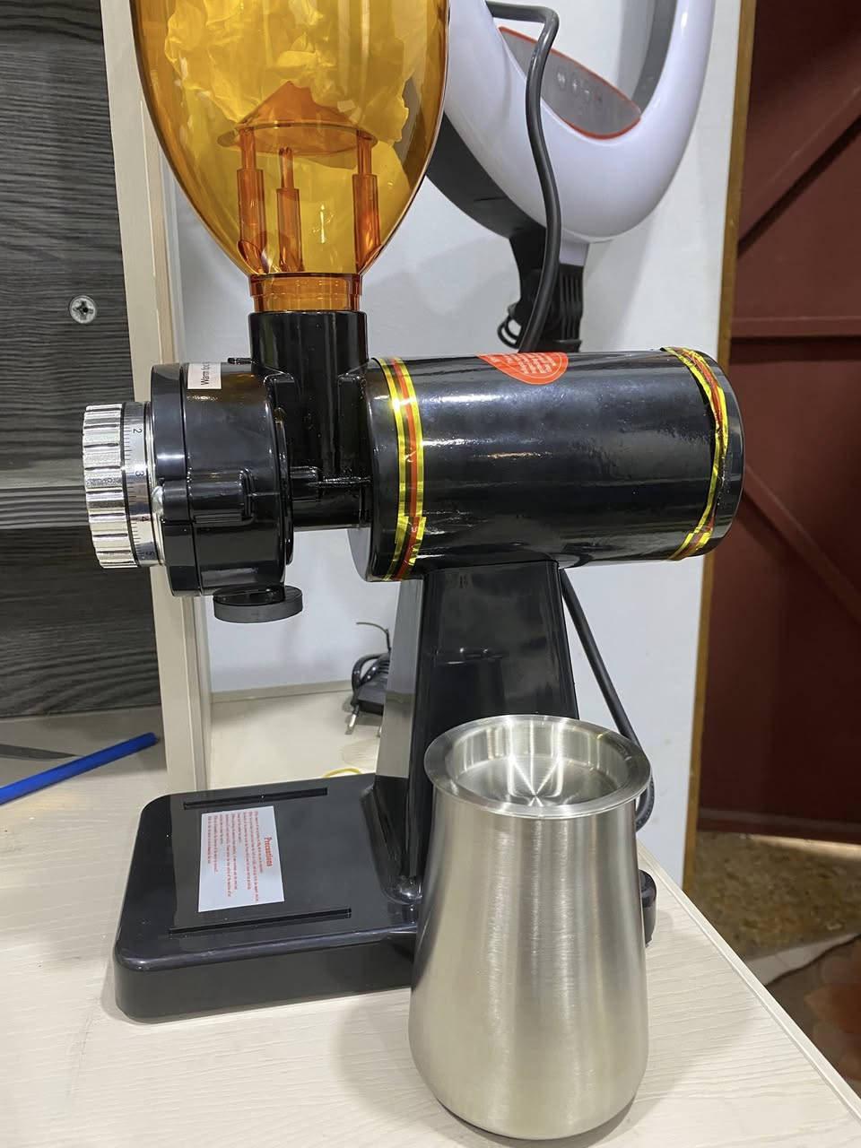 مطحنة القهوة الكهربائية الاحترافية (Model 600N تحكم دقيق بالطحن: تحتوي على 8 مستويات قابلة للتعديل، تتيح لك اختيار درجة النعومة المناسبة، من الطحن الناعم للإسبريسو إلى الخشن للقهوة المقطرة (V60).
أداء سريع وقوي: مزودة بمحرك بقوة 180 واط يوفر سرعة طحن عالية تصل إلى 150 جرام في الدقيقة، مما يوفر وقتك وجهدك.
جودة عالية: تتميز بتروس طحن (Burrs) مسطحة مصنوعة من الفولاذ المقاوم للصدأ لضمان طحن متجانس يحافظ على نكهة القهوة الأصلية.
تصميم عملي: خزان حبوب (Hopper) شفاف بسعة 250 جرام، مع نظام حماية ضد التحميل الزائد لضمان سلامة المحرك.جديده السعر 250 الف


**إذا كنت صاحب هذا الإعلان وتريد حذفه لأي سبب، رجاءا أرسل رسالة إلى الدعم الفني**