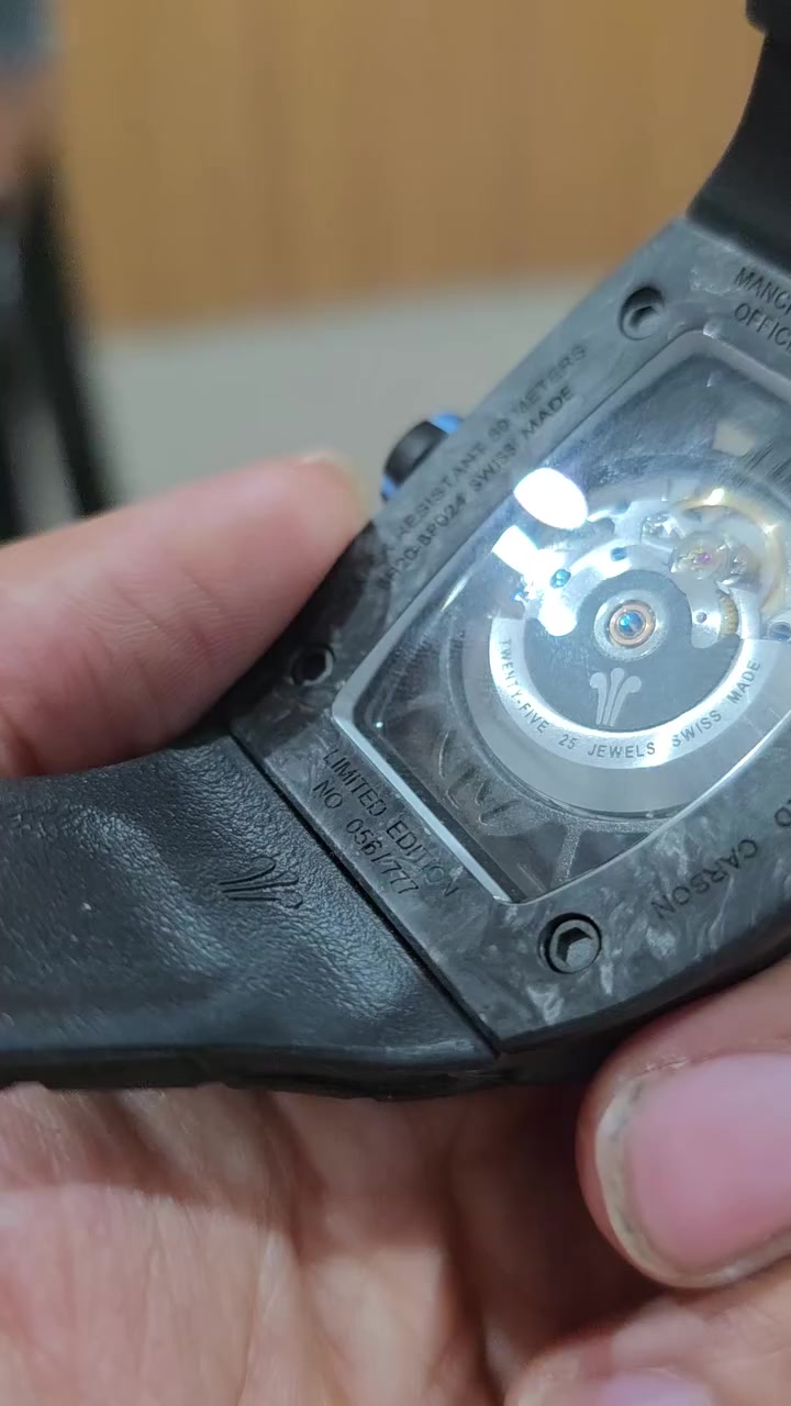 تقييم شكد تسوه الساعه عدنه .
ساعة Cimier سويسرية - إصدار مانشستر سيتي المحدود (الندرة: 056/777)
​النوع: ساعة أوتوماتيكية سويسرية فاخرة (Swiss Made).
​المادة: هيكل من الكربون المطروق (Forged Carbon) الفاخر، خفيف الوزن ومقاوم للصدمات.
​الندرة: إصدار محدود جداً، قطعة رقم 056 من أصل 777 فقط عالمياً.
​المميزات: محرك مكشوف من الخلف (25 Jewels)، زجاج ياقوت ضد الخدش، وشعار نادي مانشستر سيتي الرسمي.
​الحالة: ممتازة وتعمل بدقة عالية.
​قطعة نادرة تجمع بين الفخامة التقنية والقيمة التاريخية للمشجعين والجامعين.


**إذا كنت صاحب هذا الإعلان وتريد حذفه لأي سبب، رجاءا أرسل رسالة إلى الدعم الفني**