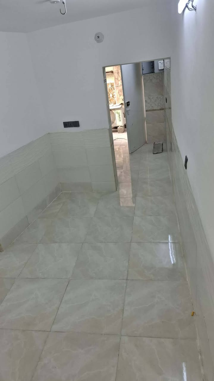 يوجد بيت البيع المساحة بلسند 52 بس واقع حال تقريبآ 70 العنوان  بلولايه بشارع بيت حطاب يتكون غرفه صاله مطبخ وغرفه فوك بيت مرتب وجديد بناء طابوك  الاستفسار ع الرقم الهاتف ***********
