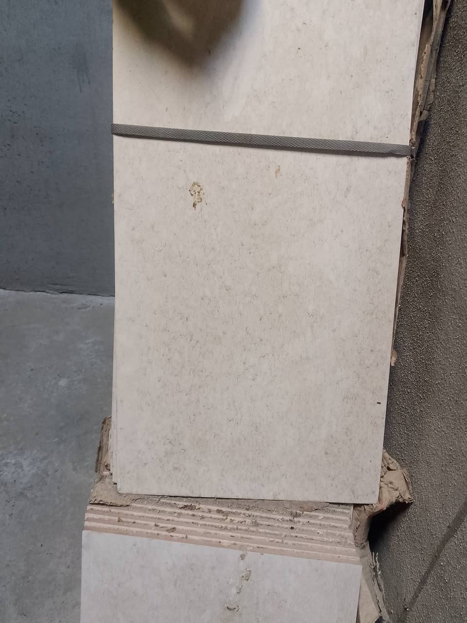 السلام عليكم سراميك بيت كامل الوان حلوه حيل أحله من البصوره مال واحد محتاج ويريد يبيع صار 10ايام من جابه وريد يبيع محتاج المكان البجواري تعال وشوف الوان حيل حلوه لستفسار أتصل وتدلل ***********
