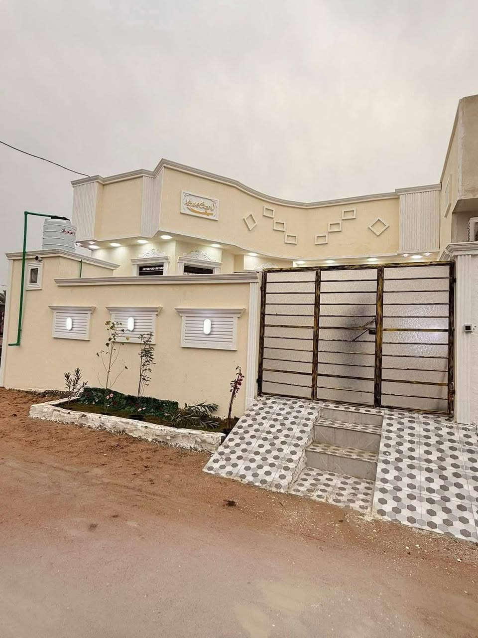 مساحه 210
سعر  120وبي مجال 
غرف2
صاله نسائيه 
صاله بيت
مطبخ حار وبارد
ديوان كبير
خدمات ماي وكهرباء
العنوان ابو الخصيب كوت ثويني يم جامع تقوى  لتواصل ***********
