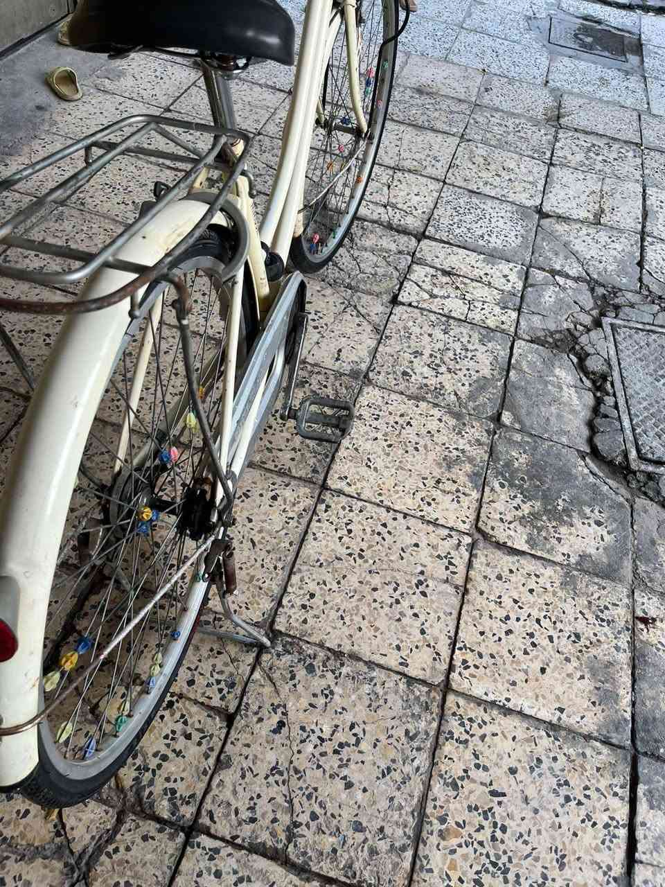 السلام عليكم بايسكل للبيع بناتي حجم26 نضيف العنوان بغداد البياع الشرطة الخامسة التواصل السعر60وبي مجال (***********)
