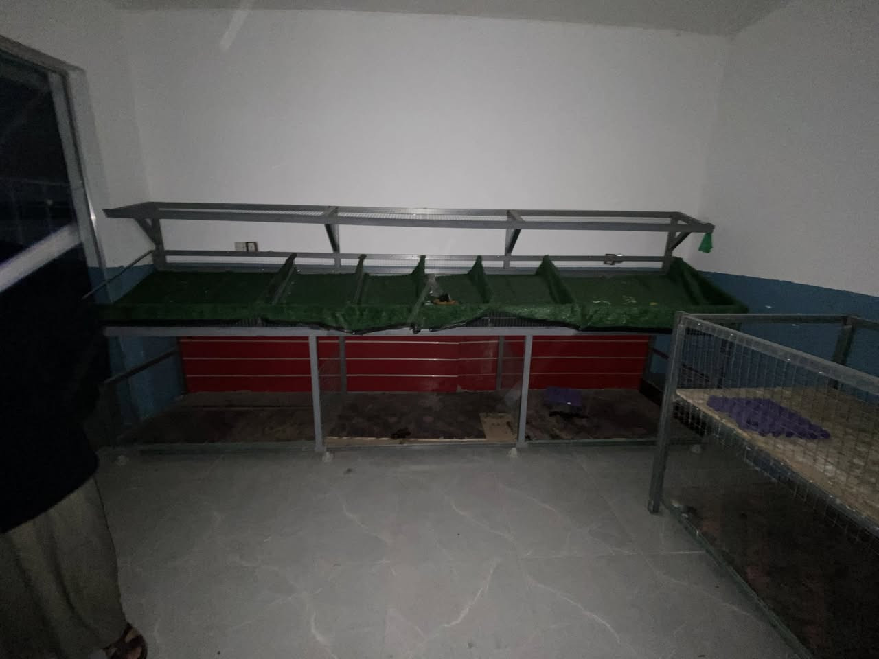 رف خضروات + مصلخه دجاج + قفص دجاج + ميز لبيع ***********
