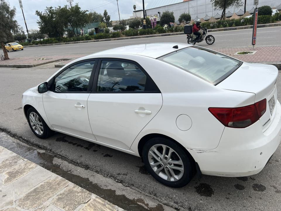 السلام عليكم ، كيا سيراتو للبيع موديل 2011
السيارة باسمي 
مواصفات عادية نص فول 
السيارة بيها بارد بابين وجاملغ وموضح بالصور 
وبيها بعض الملاحضات
كابون بانزين بيها
سنوية وهزة منتهية قبل شهر 
السعر 93 وبيها مجال 
للتواصل 
***********
