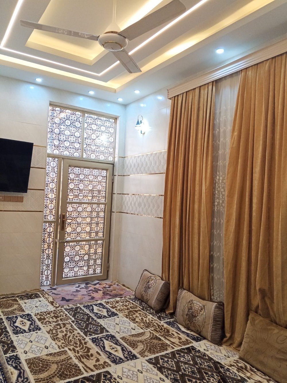 دار 100 متر حي العسكري مقابل اسواق ادم بناء جديد يحتوي على ثلاث غرف وصاله واستقبال ومطبخ 
بناء جناي درجه اولى جديد ب160 وبيه مجال 