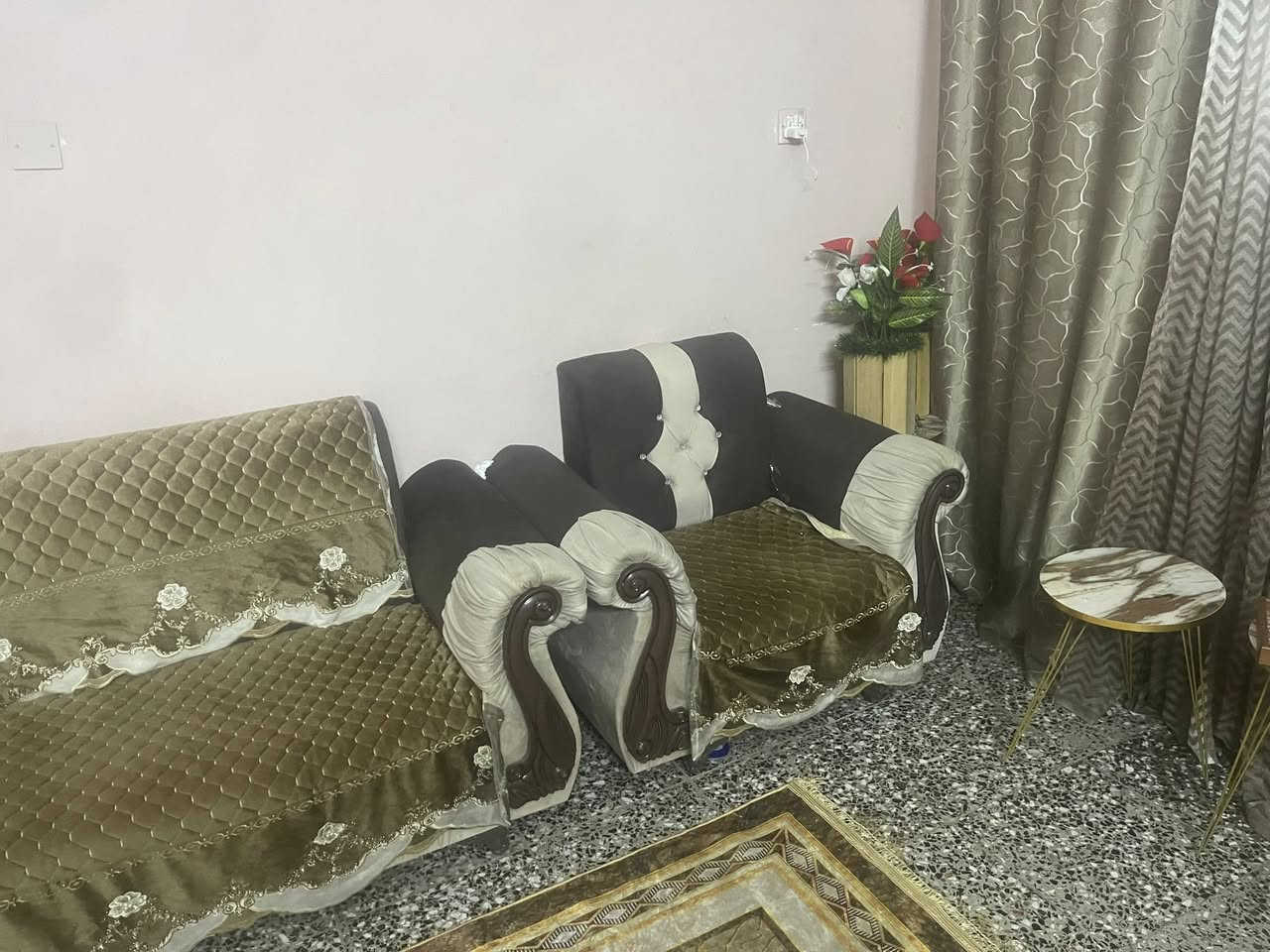 السلام عليكم تخم للبيع السعر ١٥٠
سبع مقاعد المكان مدينة الصدر 
***********
