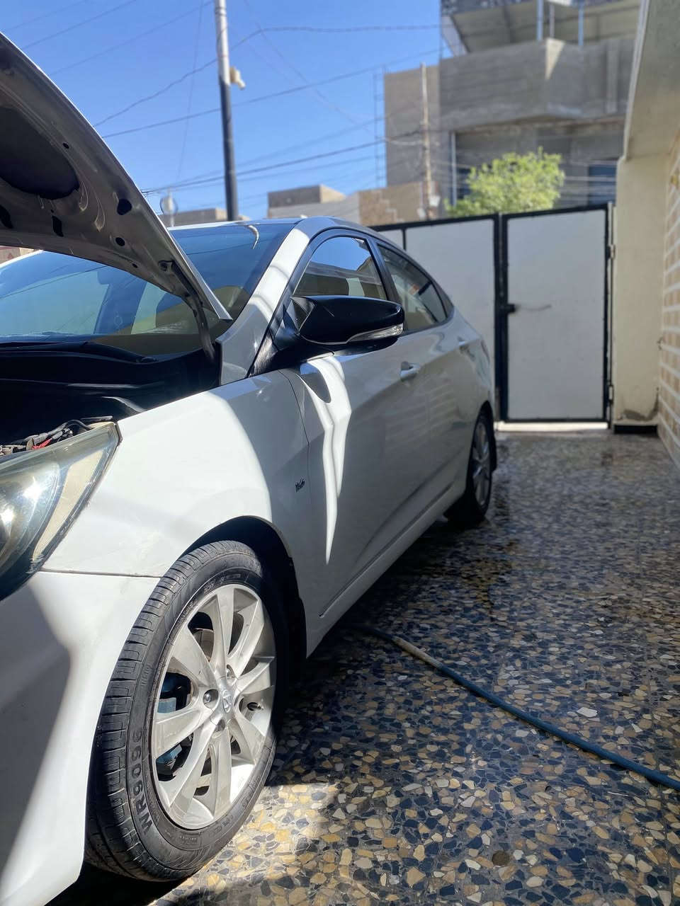 السلام عليكم 
هونداي اكسنت 2012  وارد خليجي رقم بغداد باسمي سياره فول مواصفات عده لبصمه مكينه 1600دوش نضام ايكو سياره بيها ضربه بل جاملغ الوره يمك صوره موضحه ولدوسه نفسها سونارها مرفق ولدوسه هم مصبوغه سياره خير من الله مكاني فلوجه السعر 95 وبيها مجال رقم الهاتف *********** و***********
