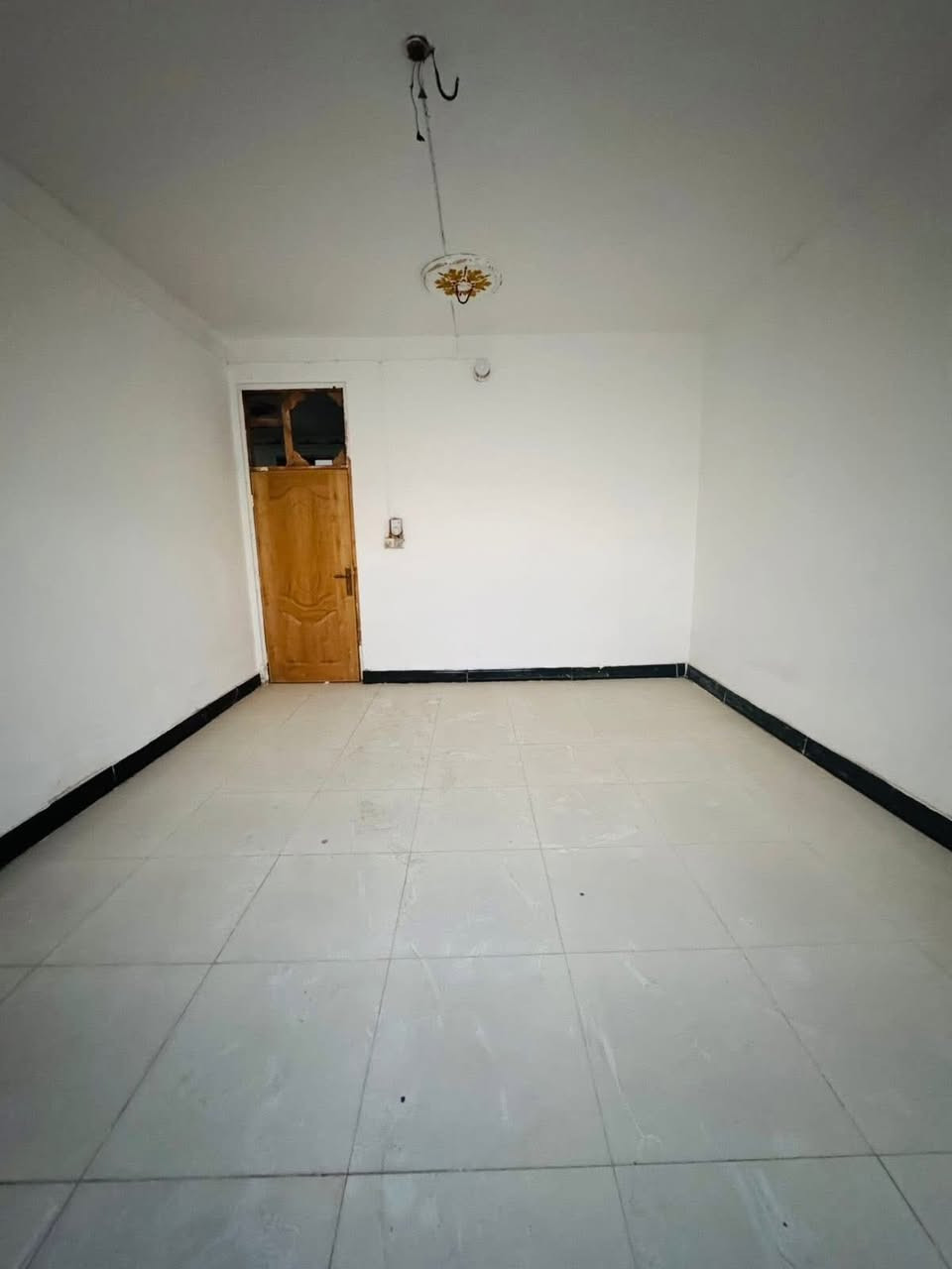 #بيع_مستعجل_سعر_منااااااااااااااسب 

دار للبيع 200م طابو زراعي سند 25 
استلام مباشر 
يحتوي على 👇🏻 
غرف نوم 3 - صاله - كلدور - مطبخ - مجمع صحيات عدد 2 - مناور - كراج - حديقه  
(ملاحظه بناء البيت طابوك وبلوك قليل   + نقص تطبيك السطح) 
الموقع 📍
نهاية نادر الثالثه - مقابل محطة العرفان 

للاسـتـسفار عـن اي عقار يتم نشره  مراسلة الصفحه او الاتصال على  
   ⁠***********    ***********
