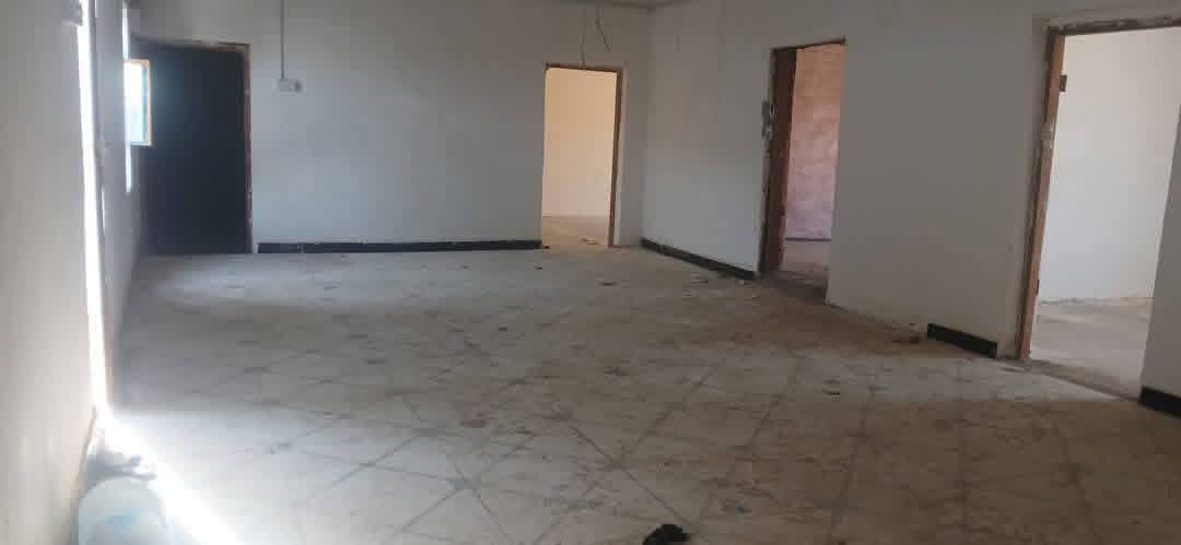 سلام عليكم دونم وبي بيت جبير البيت يتكون من 4 غرف وصاله المطبخ خارجي ديوان طول 13 عوزه لباخ بقيت دونم فارغه بي كهرباء خاصه لك  العنوان شارع الملوه اليربط بين سفوان ولخور حسينيه نواشي يبعد عن شارع تقريب 150 متر وسعره مناسب  للستفسار *********** @إشارة
