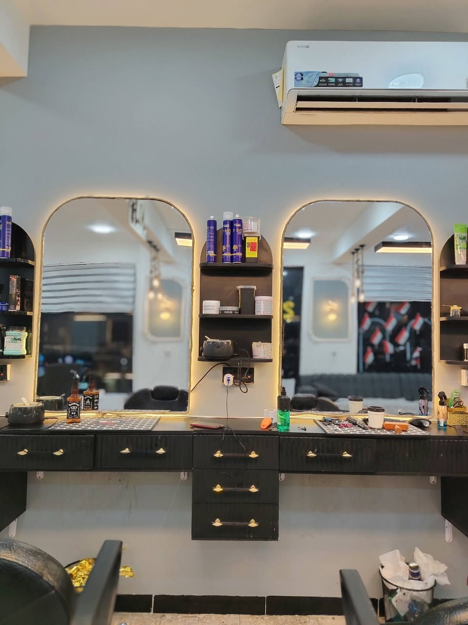 صالون للبيع بسعر جدا مناسب مستعجل عل بيع  ***********
