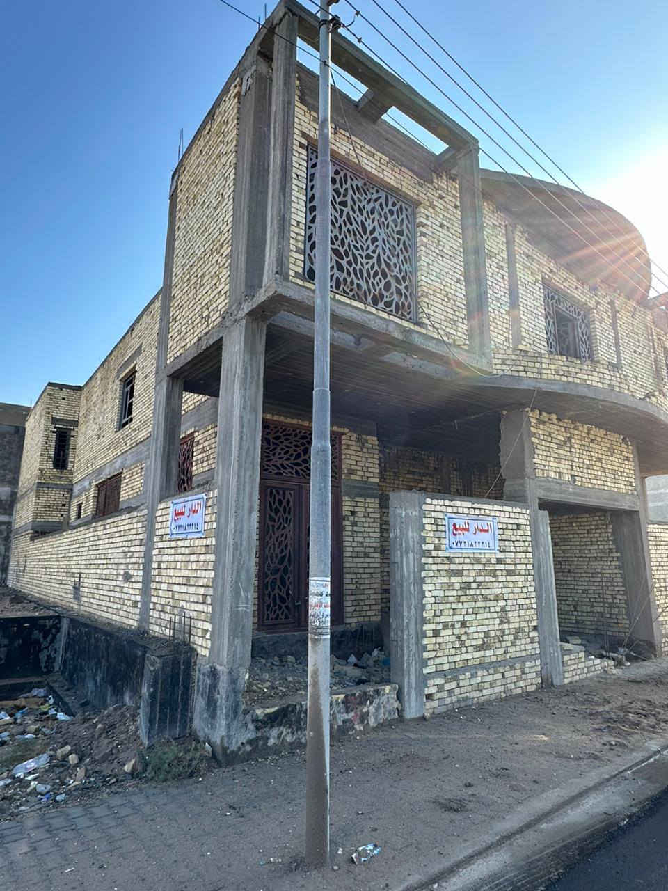 بيت طابو صرف في البصره قبل شارع السنيديه بعد محلات العامري والشيتي للتمور بالشارع الفرعي وهو الشارع الوحيد تاسع فرع بصف البتلو (مساحته 270م2) بأسمي لا زراعي ولا وقف ولا بلديه طابو 25 طابقين🫴 الطابق الارضي 🫴قسمين🫵 نص مستقل اكبر من الشقه صاله وغرفتين منام ومطبخ ومنور جانبي ومنور خلفي وهول وخزانه بالسقف كونكريت 👌الجزء الثاني عباره عن صاله ومطبخ ومنور جانبي وغرفة نوم واحده وحمام ودرج دائري ☝️ الطابق الأول (الفوق ) 👌عباره عن صاله مفتوحه ومنور خلفي و6 غرف منام ومطبخ وحمام بعدها درج دائري ☝️ للسطح .. 
الأساس رفد كونكريت  وعرضه 3 طابوقات بعد الرفد وليس طابوقه كما متعارف بالبناء مع ٢٦ دنكه مسلحه صاعده من الأساس إلى الطابق الأرضي ثم ١٤دنكه صاعده إلى الدور الثاني ... البناء طابوق عماره والحديد أوكراني المنشأ الأصلي ..  بيت عمر ... باقي تشطيب فقط ابواب وشبابيك الطابق الارضي من النوع الثقيل وسي أن سي السعر 🫴 *********** للجاد بالشراء ويسأل عن سعر المتر في المنطقه أراوس في بيت جاهز للسكن لائق مع الفرق المادي نقد  في أي مكان بمركز المدينه ..
