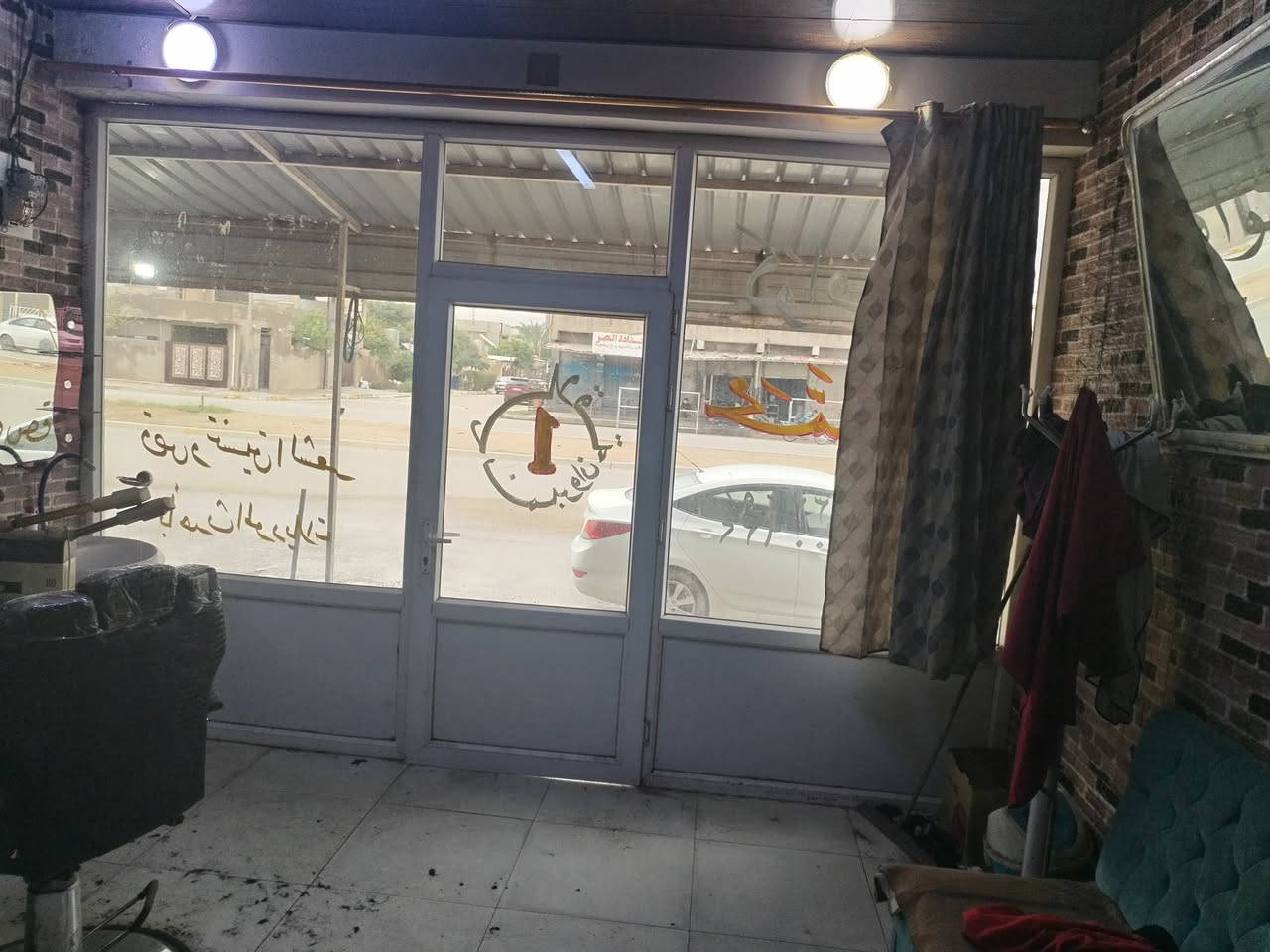 محل حلاقة للبيع كامل مابي نقص
سبب البيع عدم التفرغ 
موقع المحل سايدين مركز العروبة 
حي النصر 
***********
