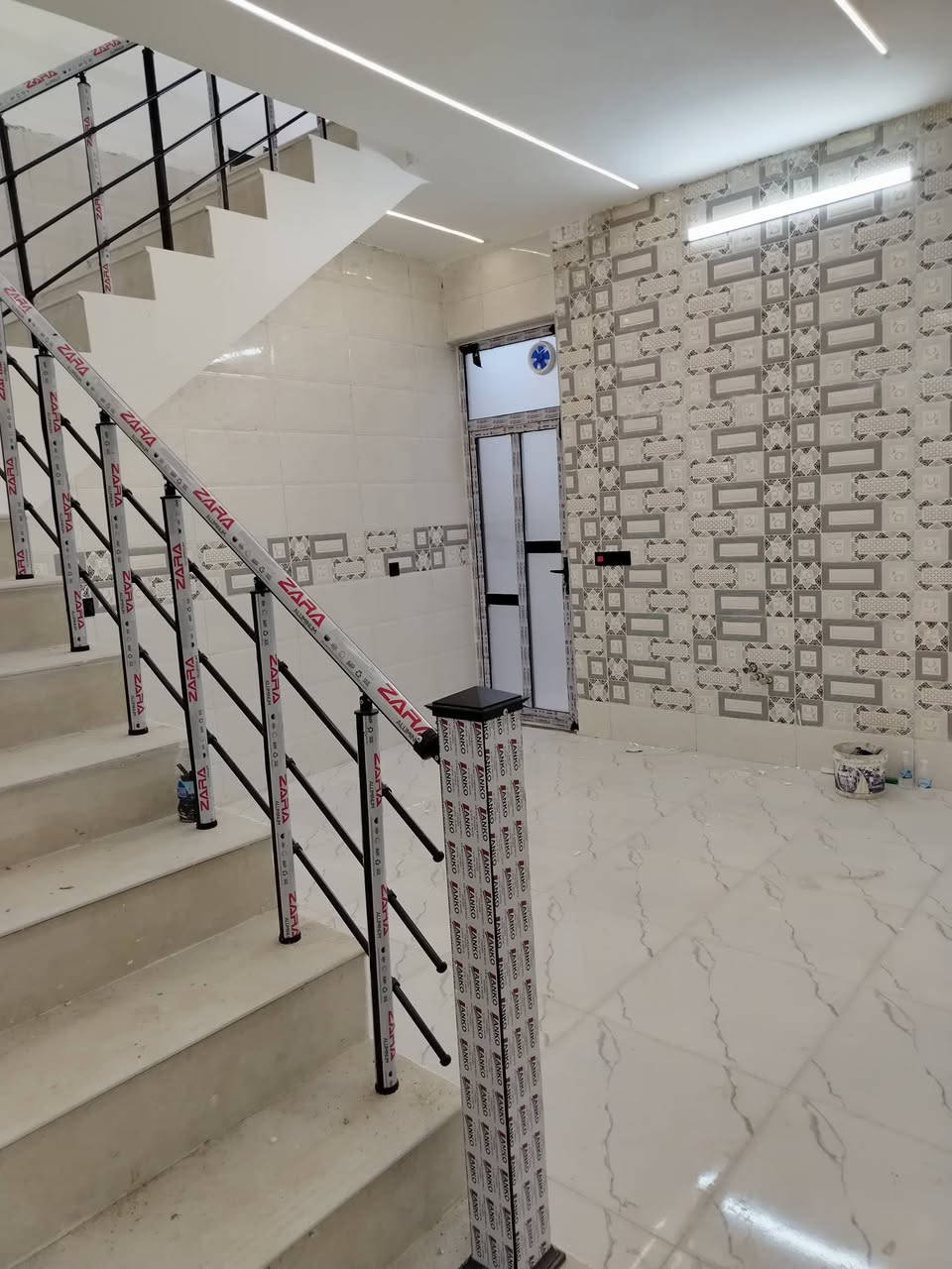 سلام عليكم يتوفر لدينا دار للبيع مساحه 100م طابقين يحتوي على غرفتين نوم واستقبال وصاله ومطبخ وخدمات بيت جديد بعده ما مسكون خدمات كامله العنوان نهاية الشرطه الخامسه الدوانم قرب جامع ملك القدوس للاستفسار الاتصال على الرقم التالي *********** السعر مناسب جدا 83 وبي مجال
