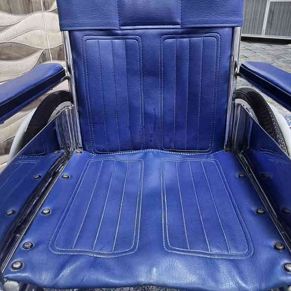 كرسي متحرك لذوي الاحتياجات الخاصة صنع ياباني مقعد 42 تاير 24 نظافة تامة. متانة جودة تحمل جداً عاليه استعمال يابان فقط الاتصال او المراسلة ***********
