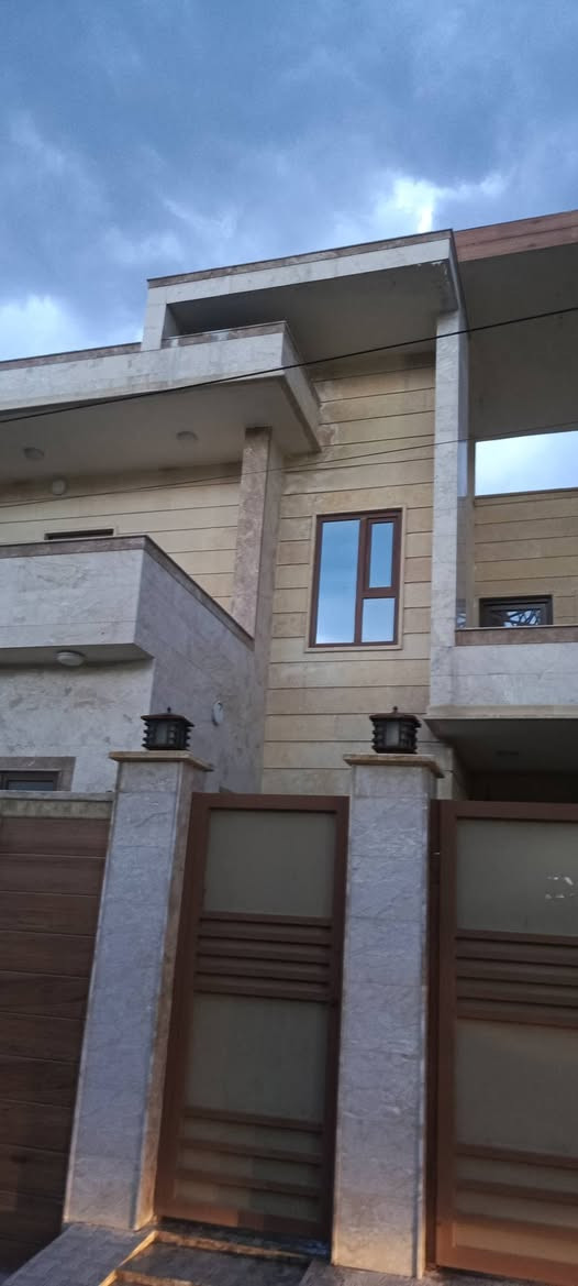 عروض مكتب اساور للعقارات 
دار للبيع في حي الكندي الاولى
300 متر واجهه 12
طابقين
بناء حديث استلام فوري
شروق تام
موقع مميز جدا قريب من سايدين
سند طابو الزهور
شرط التحويل
5 غرف نوم واستقبال ومطبخ وصحيات بالطابقين وبيتونه وكراج ومطبخ حار بارد
لمعرفه السعر اكتب تم ليصلك على الخاص
للاستفسار زياره المكتب سايدين البحرين مقابل مطعم احمد الحاج صلاح
***********
***********
