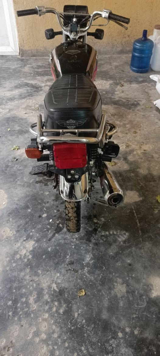 السلام عليكم  دراجه لبيع اوراق كامله دراجه نضيفه محرك جديد كهربايات كامله العنوان جبله السعر 500 الرقم واتساب ***********
