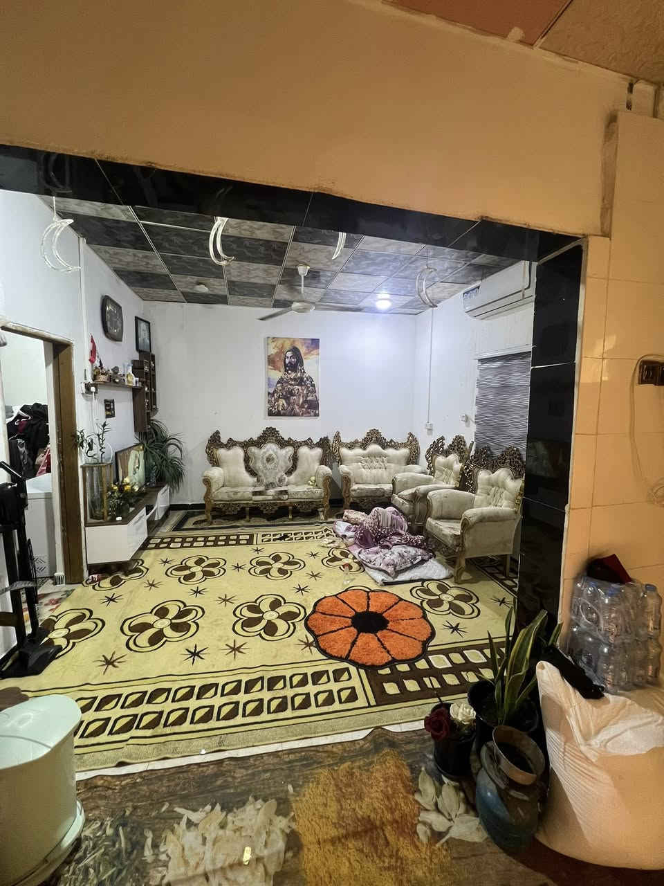 دار حواسم قاطين للبيع
موقعة ممتاز اول بيت بل شارع البيت لا علية ازالة ولامبلقين علية المساحة البيت تقريبا 130م
البيت قاطين يتكون من
4غرف منام اكبار
وصالة ومطبخ وديوان كبير وحمامات 3سيراميك للسقف البيت مرتب ونظيف من ديكورات وسيراميك وسقف عكادة والقاط الثاني سندويج
البيت جاهز من كلشي تعال وكعد بي ماطور وكيزر
وحديقة خارجية
توجد مدارس قريبة عل بيت وسوق ومستوصف
وشارع تبليط
العنوان خمس ميل قرب سوق حطين السعر26 مجال
 ***********
***********
