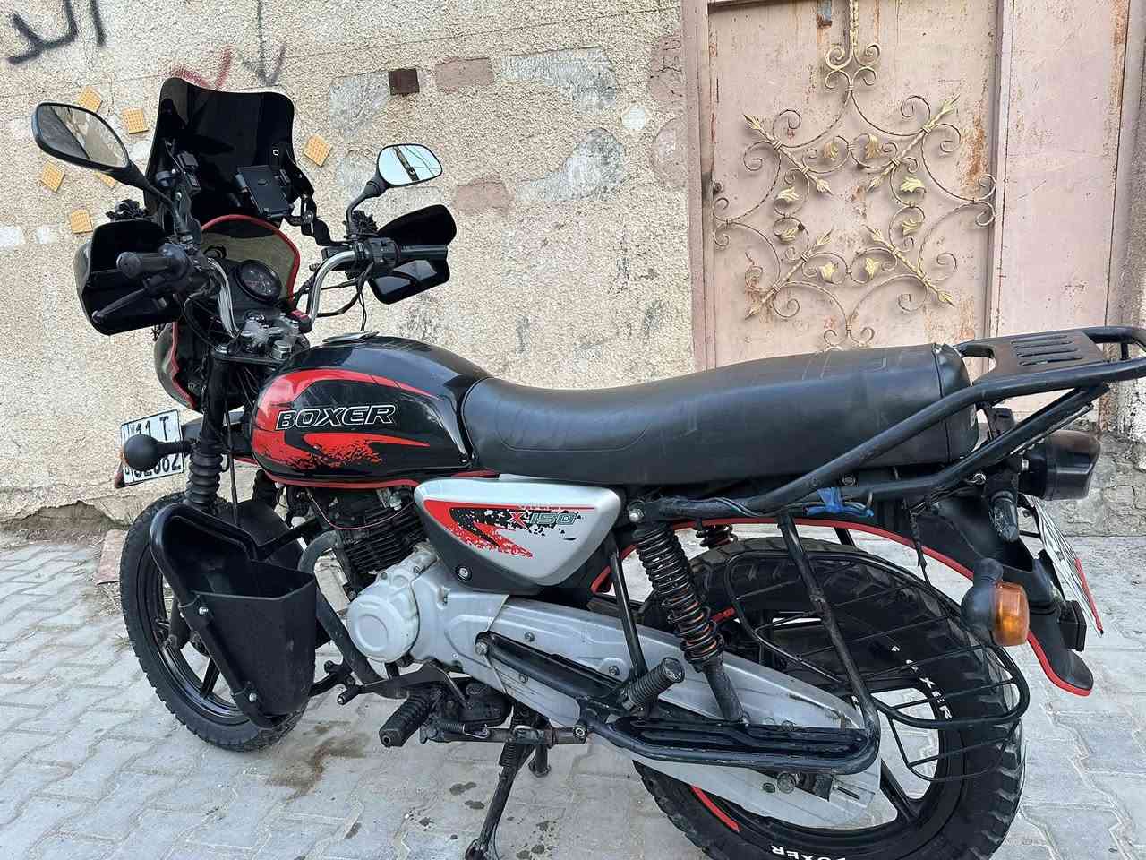 دراجه بوكسر نضيفه كلش ومكفوله من كلشي كامله مابيها اي نقص مرقمه وسنويه ب اسمي تحويل ب اي وقت يعجبك سعرها ٢١٠٠ ***********
