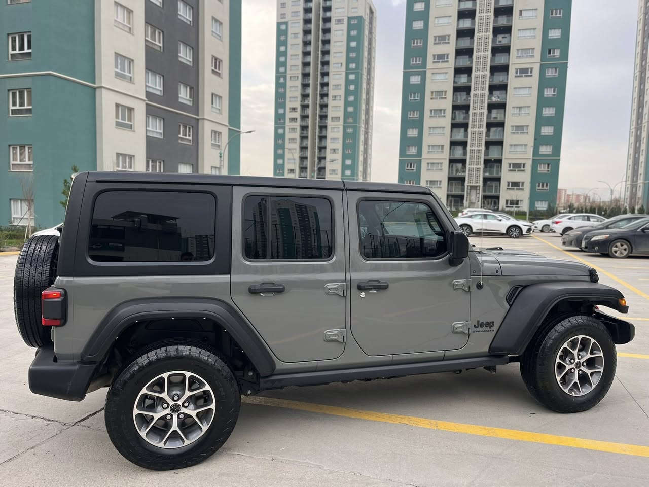 سلام عليكم
جيب رانگلةر موديل ٢٠٢٣ ئةن ليميتد سبورت رةنگي چيمةنتويي ٣٣٠٠٠ ميل رويشتوة ناو  زةردي بيلادي ئوتو ستارت ستوپ شاشة وةسةت بةصمةو دةبل عةكسل جامي عادية و كارةبا نية  مةكينة ٦ پستون بي بوياخ و بي سارد و بي شوخت تةنها بونيد گوراوة بة بيلاد و ناوي هيجي پيوة نية  رةسمي دةعم و رةقةمي شانصيم داناوة نرخي 275 ورقة و مجاليكي كةم 

1C4HJXDG7PW550917رقم شانصي 

رقم موبايل ***********
