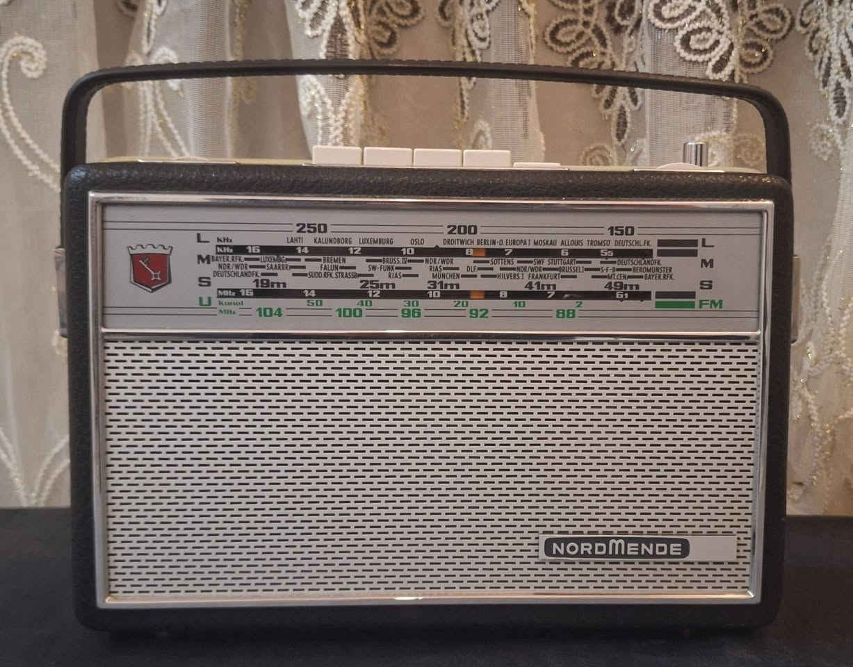 رادیو نوردمندی الماني  اصلي نسبة نضافة ۹۷٪۱۰۰  وزن ثقیل نضیف جدا انتاج سنة 1967 یعمل  علی کهرباء  220  فولت محاویلة خارجي و 4 باتري وصط جهاز كامل شغال    موجات رادیو  
FM   MW     LW  SW
توصیل   للحجز مراسلة الصفحة او مراسلة واتساب على الرقم ***********
