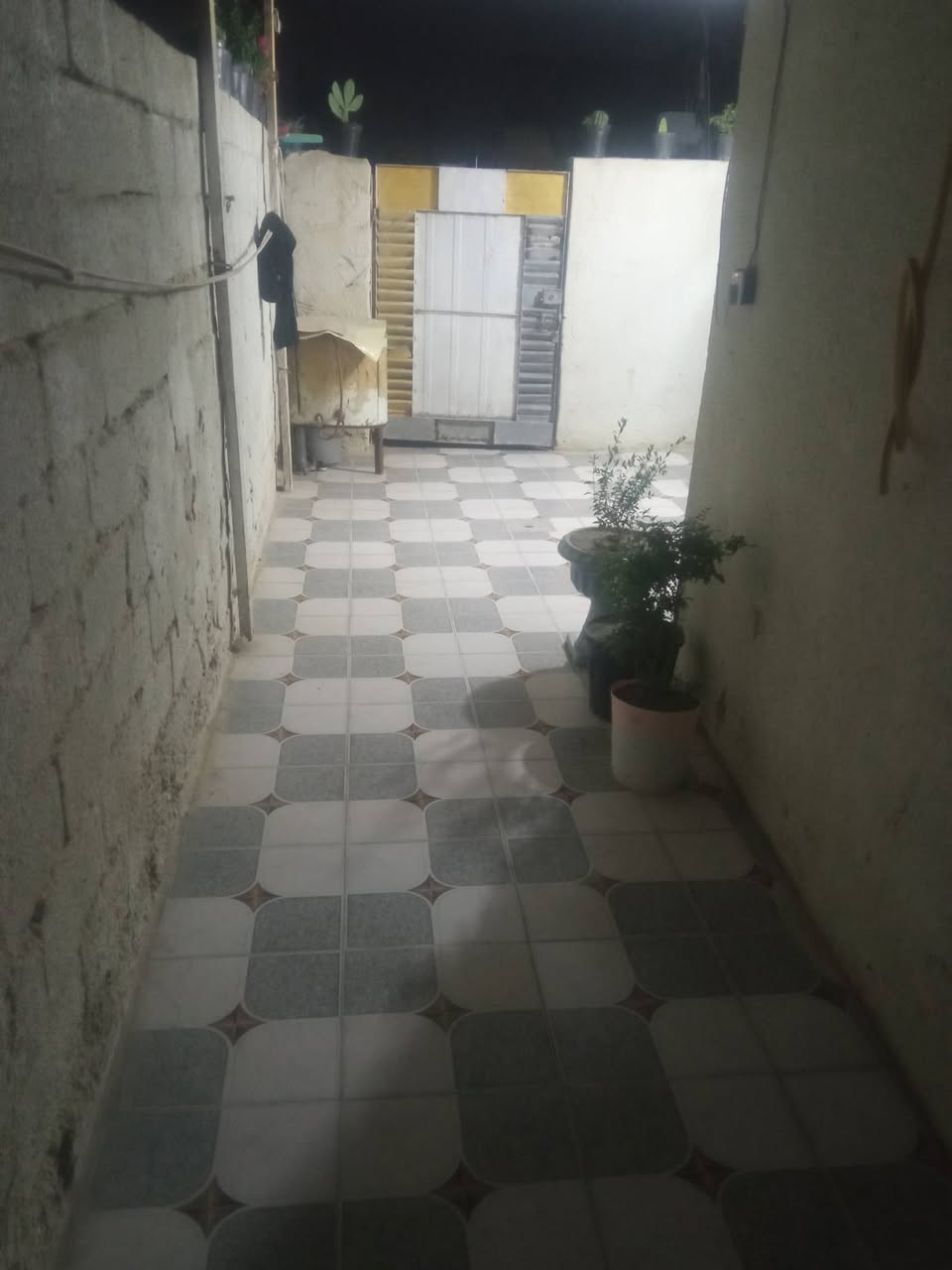 دار للبيع مساحته 100م الحله ابو خستاووي السعر 16 وبي مجال ***********
