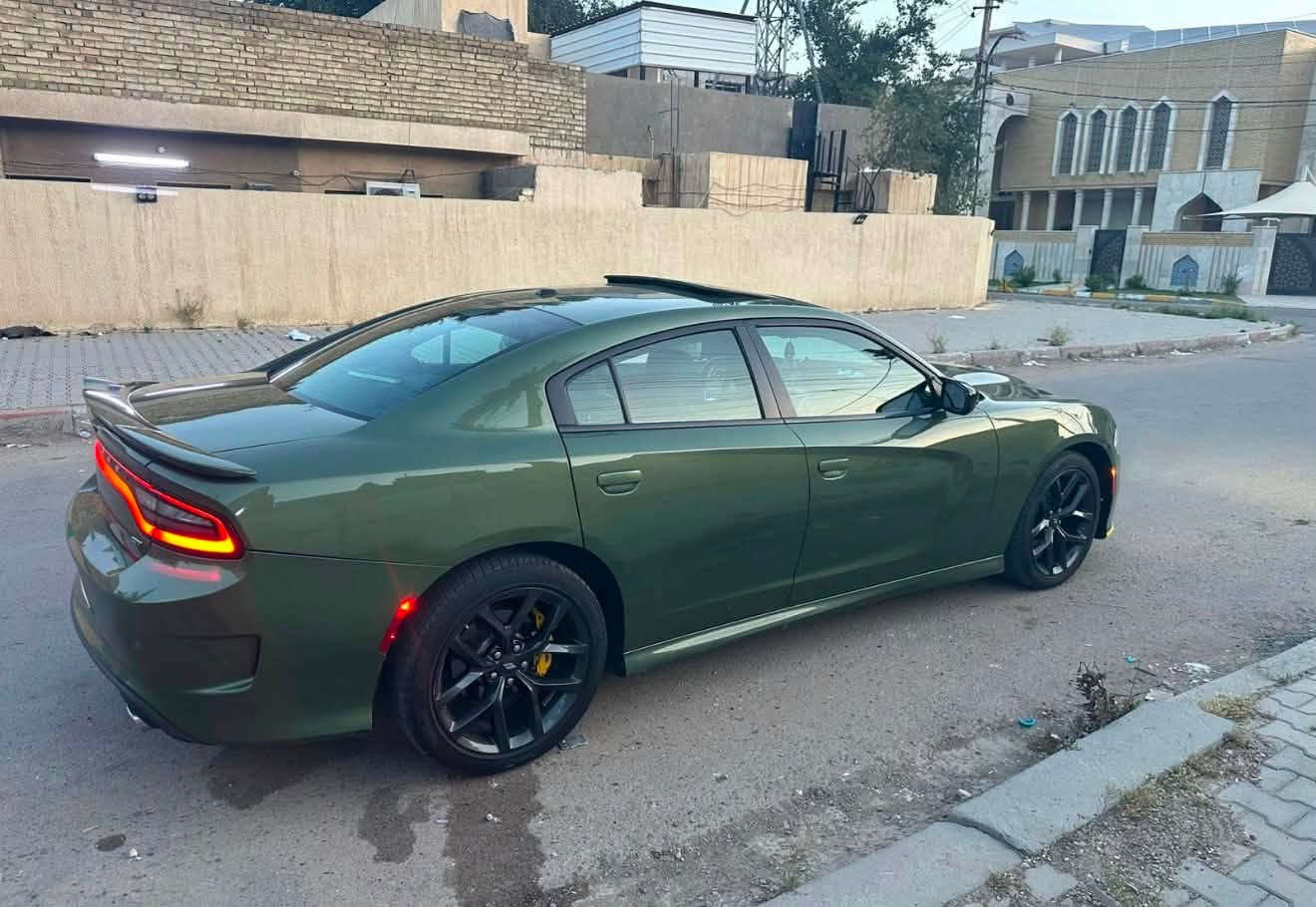 سلام عليكم 
جارجر 2019 GT وكالة خليجي لون زيتوني فووول مواصفات ميحتاج اذكرهن رقم بغداد تحويل ثاني يوم 
السيارة جاهزة للاخير مابيه اي نقص ماشية 110 الف السيارة بيها مكانين بارد صغار وبيها حافة البنيد تعديل اصبعين وبيها التكمة فوك السايق طخة صغيرة و مصبوغ عل كدهة 
مكان السيارة   الكرادة 
السعر 227 وبيها مجال بسيط 
***********
