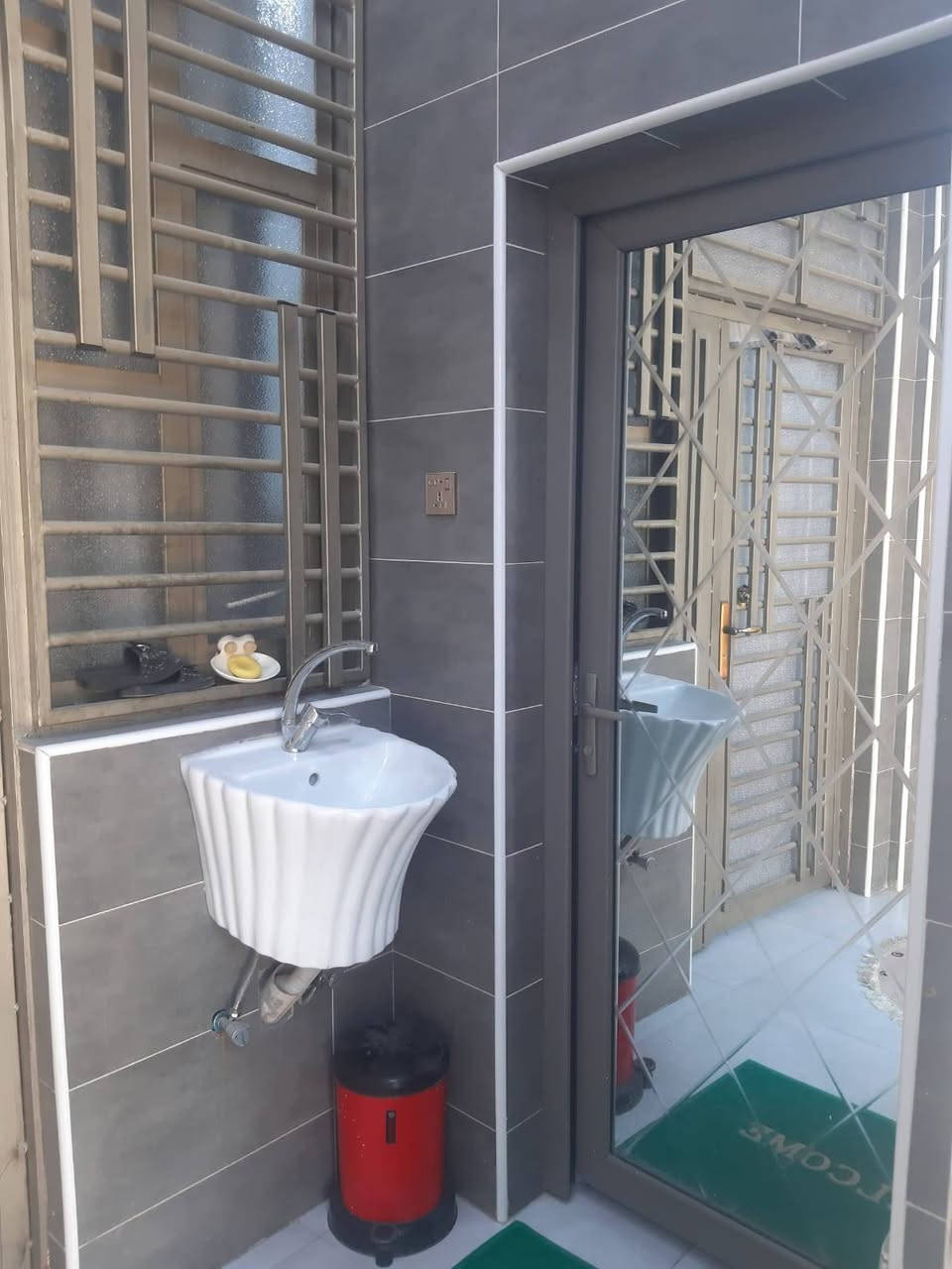 بيت للبيع بلديه في حي الخضراء طابق واحد بناء 2025 
المساحه 110م 
الواجه 10م يحتوي على 
غرفة منام صاله استقبال مطبخ صحيات 

للأستفسار أكثر يرجى الأتصال على الأرقام التاليه 
***********
*********** واتساب
