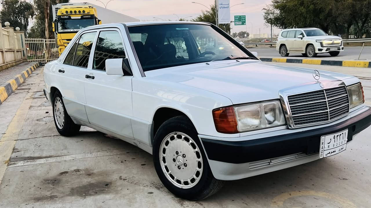 السلام عليكم ميرسيدس 190 موديل 1991 محرك بلادي 4سلندر گير عادي تبريد شغال فتحة سقف 
سيارة جديدة ما ناقصها مال بيت 
بيها شاشة وكاميرا وكاميرا داش كام 
مصبوغة عام جمالية بدون حادث
رقم نينوى بأسمي صارلها اكثر من 10 سنوات 
رايدها ب 78 وبيها مجال 
شراي خابر وتدلل *********** 
مكان السيارة موصل
