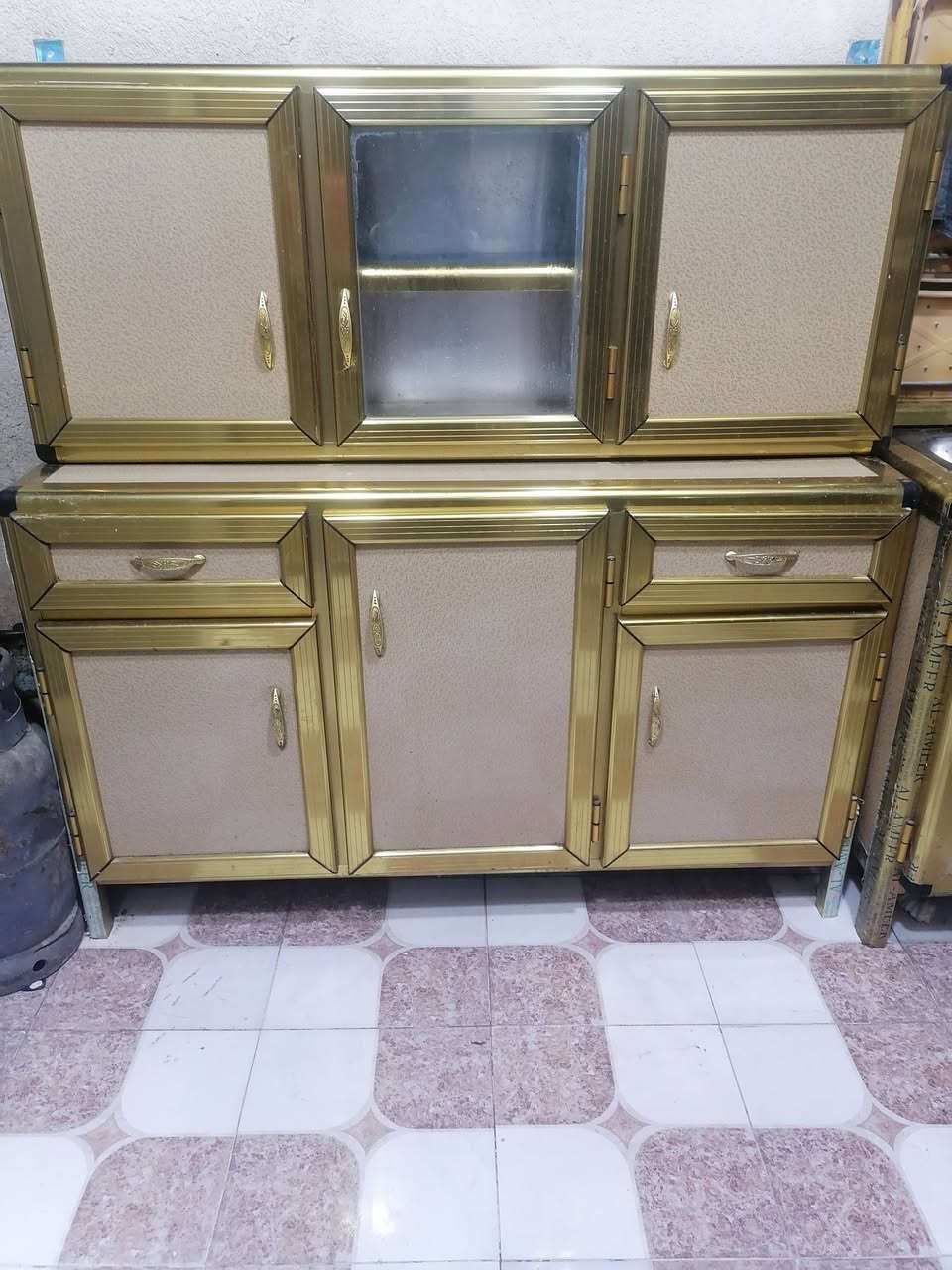 غراض بيت للبيع الشراي يتصل *********** كاونتر تسكام نضيف حيل ١٧٥وبي مجال ٣قطع
تخم ديوان ٩نفرات اخو الجديد تسكام ب٣٠٠
غساله ١٦كيلو هيتاشي ب٧٥
ميز شاشه ملكي ب٧٥
ميز تواليت ابو المرايه سلايت جديد٧٥
ميز طعام مع ٦كراسي و٣طبلات٨٥ بلاستك ب٨٥ شرط جدد
صوبا نفطيه جديده ٤٠
اوفن ب٦٥ 
ماطور مي ٣٠
قناني غاز ب١٠٠قفل بدون عمله
