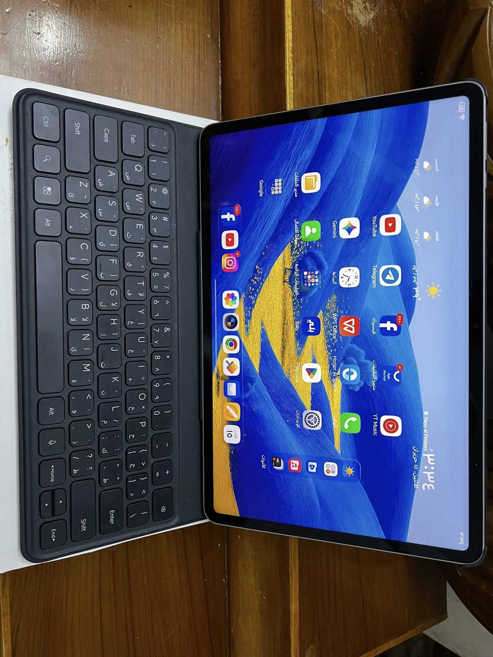 📢 للبيع: تابلت HONOR Pad 10 (أحدث إصدار) بحالة ممتازة شبه جديد ✨
لأصحاب التصفح، الألعاب، الدراسة، والعمل، معروض للبيع تابلت هونر باد 10 بمواصفات "رقم 1" وأداء فائق النعومة.  
📌 الميزات النارية (رقم 1 في الفئة):
• 🔋 البطارية (عملاقة): بسعة ضخمة جداً 10,100 mAh تدوم معك لأيام من الاستخدام المتواصل، وتدعم الشحن السريع.  
• 🎬 الشاشة (خرافية): شاشة كبيرة بحجم 12.1 إنش بدقة عالية جداً 2.5K بأبعاد (2560 \times 1600 بكسل) مع تقنية حماية البصر من Honor وتردد 120Hz فائق السلاسة.  
• 📸 الكاميرات: كاميرا خلفية بدقة 8 ميجابكسل وكاميرا أمامية بدقة 8 ميجابكسل ممتازة للمكالمات والاجتماعات والدراسة.  
⚙️ المواصفات التقنية الكاملة للجهاز:
• ⚡ المعالج: المعالج القوي والحديث Snapdragon® 7 Gen 3 بتقنية 4 نانومتر، ممتاز جداً للألعاب الثقيلة وتعدد المهام بدون أي تعليق.  
• 💾 الذاكرة والتخزين: ذاكرة داخلية 256 جيجابايت (المساحة الفارغة الحالية 202 جيجابايت كما في الصورة)، مع رام 8 جيجابايت بالإضافة إلى ميزة Honor RAM Turbo لتوسيع الرام وأداء أسرع.  
• 🔊 نظام الصوت: يحتوي على 6 سماعات ستيريو محيطية بصوت نقي وعالي جداً لتجربة سينمائية.  
• 🤖 النظام والواجهة: يعمل بأحدث نظام من شركة هونر MagicOS السلس والذكي والمدعوم بميزات الذكاء الاصطناعي.  
💼 ملحقات الجهاز وحالته:
• حالة الجهاز: نظيف جداً وأخو الجديد (شاشته أصلية وبدون أي عيوب أو خدوش).
• الملحقات: كارتون كاملة و الشاحنة و الكيبورد 
💵 السعر: [450]
📍 الموقع: بغداد
📞 للتواصل: يرجى المراسلة على الخاص أو الاتصال على الرقم: [***********]
