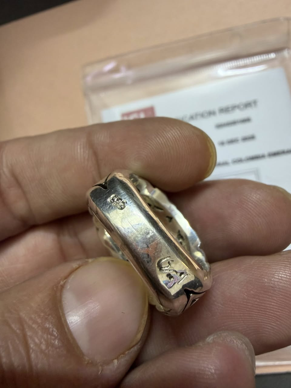 السلام عليكم احبتي
خاتم زمرد كولمبي وياه شهادة المنشأ للبيع 
حجر قيراط ونص تقريباً صياغة ثقيلة تحفة ١٨،٥ غرام 
مكاني بغداد
الشراي يتصل ***********
 او يتواصل واتساب او مازنجر
