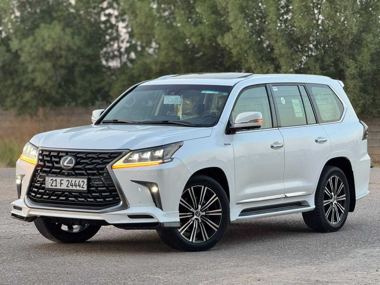 للبيع سيارة لكزس LX 570 موديل 2016 
ملاحظة: (( السياره مكفولة كفاله عامة فقط باب السائق مصبوغ مثل ما موضح بالصور و موجود صورة لتقرير الفحص ))

المحرك: V8 بسعة 5.7 لتر

قوة 362 حصان

ناقل الحركة: أوتوماتيكي بـ 8 سرعات مع خاصية التحكم التتابعي.

نظام الدفع: دفع رباعي مستمر مع قدرات متقدمة للطرق الوعرة. 

توزيع المقاعد: 8 مقاعد موزعة على ثلاث صفوف ،( مقاعد أمامية حاضنة، وصف ثانٍ قابل للانزلاق كهربائياً وصف ثالث قابل للطي كهربائياً).

شاشة عرض قياس 12.3 بوصة ونظام ملاحة، مع نظام صوتي فاخر يتكون من 9 سماعات.

التجهيزات: مقاعد جلدية ناعمة، تدفئة وتهوية للمقاعد الأمامية، وإضاءة داخلية LED محيطية. 
الأمان والتقنيات

نظام الأمان (Lexus Safety System+): قياسي ويشمل نظام مراقبة ما قبل التصادم مع كشف المشاة، ونظام تنبيه مغادرة المسار، ومثبت سرعة راداري.

الوسائد الهوائية: مزودة بـ 10 وسائد هوائية قياسية لحماية الركاب في الصفوف الثلاثة. 

السعر 590 
المكان النحف
التواصل : ***********
