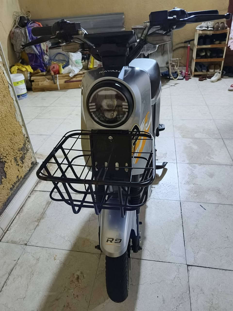 السلام عليكم دراجة شحن للبيع
فول مواصفات نوعه ريان ما موجوده بل سوق نوع مرغوب  
مواصفاته تجي ٥بطاريات كبار 
دبلات أمامي خلفي  مقعد طبي تجي سرعته ٩٩ والحقيقي ٨٥بحيث من تفر الملف يضل يدوي من السرعة سريعة بشكل  تجي 3نمر تجي كلوبات خلفي أمامي والامامي عالي ناصي دبل اشاره  أشاره يمنه يسره  نظام بك ترجع للخلف هورن و البلوتوث  دسكات عمبار دهن تجي استانين وتجي وياه سله و حماية للشاشة شايله أنا وكفات و شاحنه استان تعليك النقال و شاحن مالت نقال  ومرايات بحيث كامل مواصفات و جيس الكشن موجود  وصله موجود صارله ٤٠يوم عندي التواصل على الواتساب السعر ٥٧٥  وبيها مجال قليل جداً للتواصل واتساب ***********
