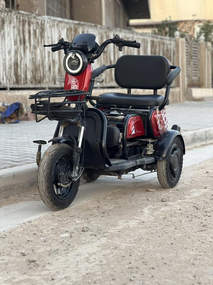 سلام عليكم شباب دراجه ثلاث عجلات اللبيع دراجه زيرو زيرو بعدها استخدامها12 فقط وصل شراء موجود دراجه بعدها زيرو كل غراضها كامله وجاهزه تجي وتفحص وشوف بعينك كل عيب ونقص مابيها. مواصفاتها تخبل 

الموديل 2026
بطاريات دبل  
النوع 3عجلات 
السرع 1.2.3
المقاعد 3 ووصير ثنين وصير نفر واحد 
تشغيل عن بعد 
جهاز انذار السرقه 
تشغيل عن طريق بصمه وسويجً 
بصمات سويجات كلها كامله 
بريكات 3 بل رجل وثنين بل أيد 
كرسي متحرك 
سله خلفيه وسله اماميه 
اشاير رباعيه
تايرات جوبلس 
بريكاتها بل مكان 
دراجه مشحونه 3 مرات فقط 

اي استفسار اتصال 

***********

العنوان بغداد
